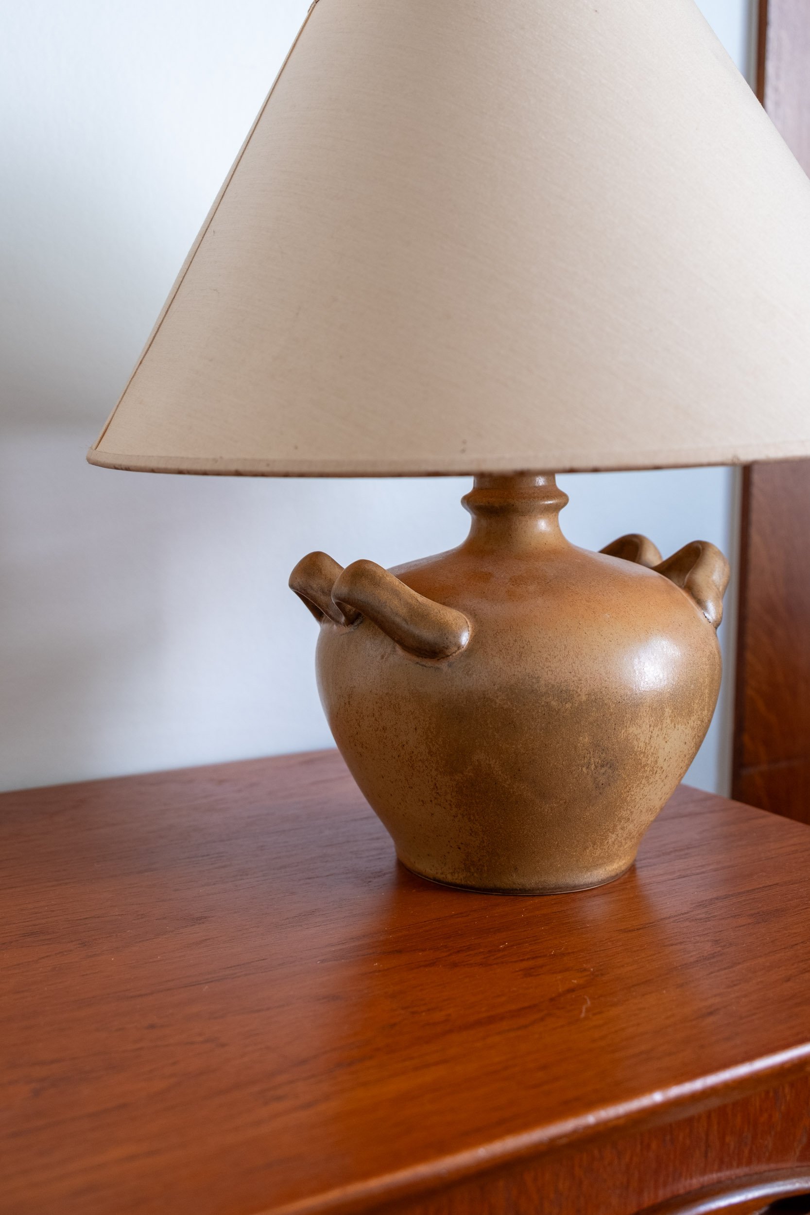 zoom sur le pied en grès de cette lampe vintage avec ses deux anses sur les côtés