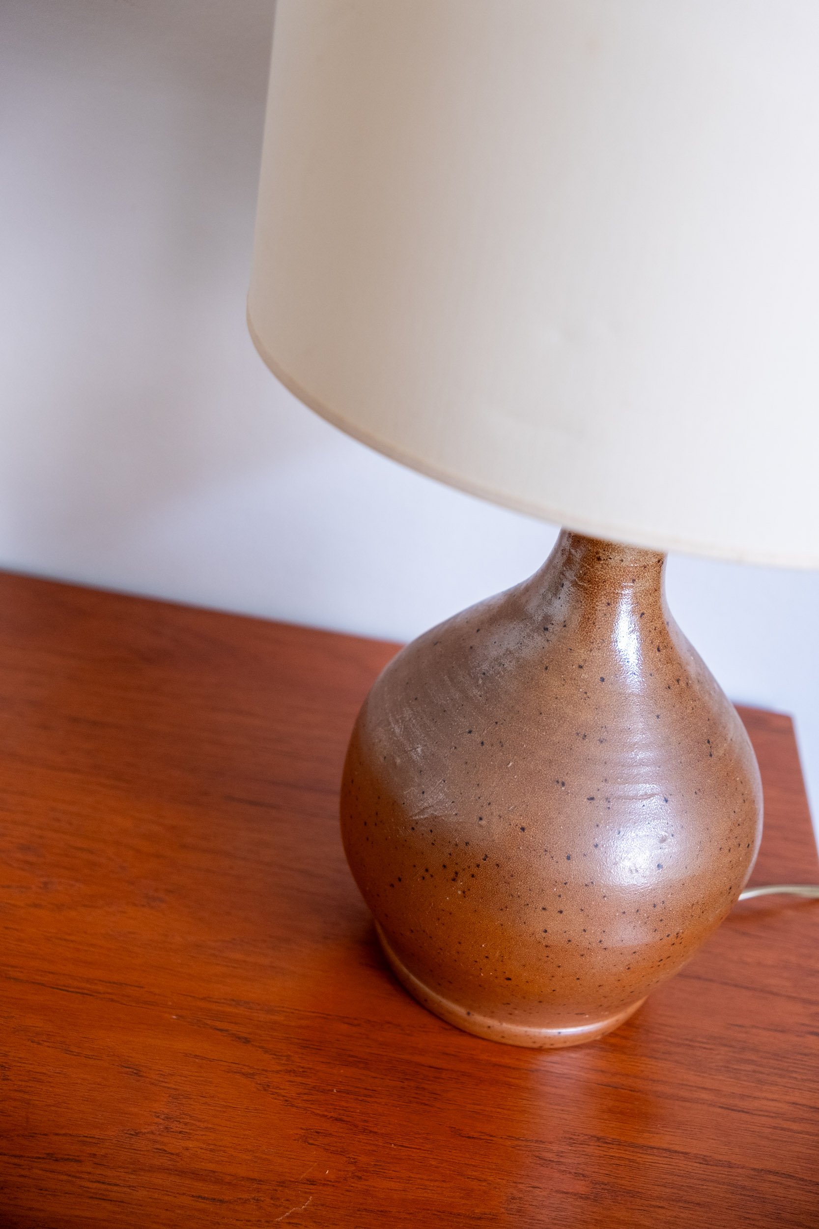 zoom sur le pied en grès de cette lampe vintage en parfait état