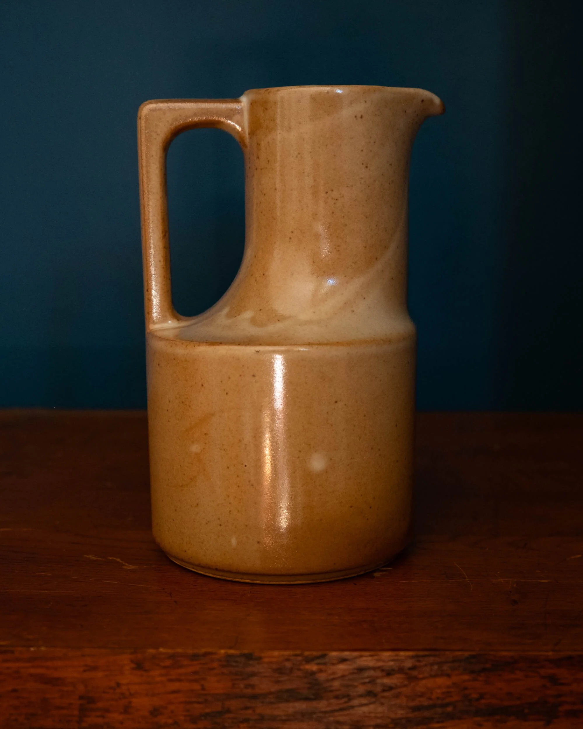 vue de côté sur ce pichet carafe en matière naturelle au design des années 70 en parfait état