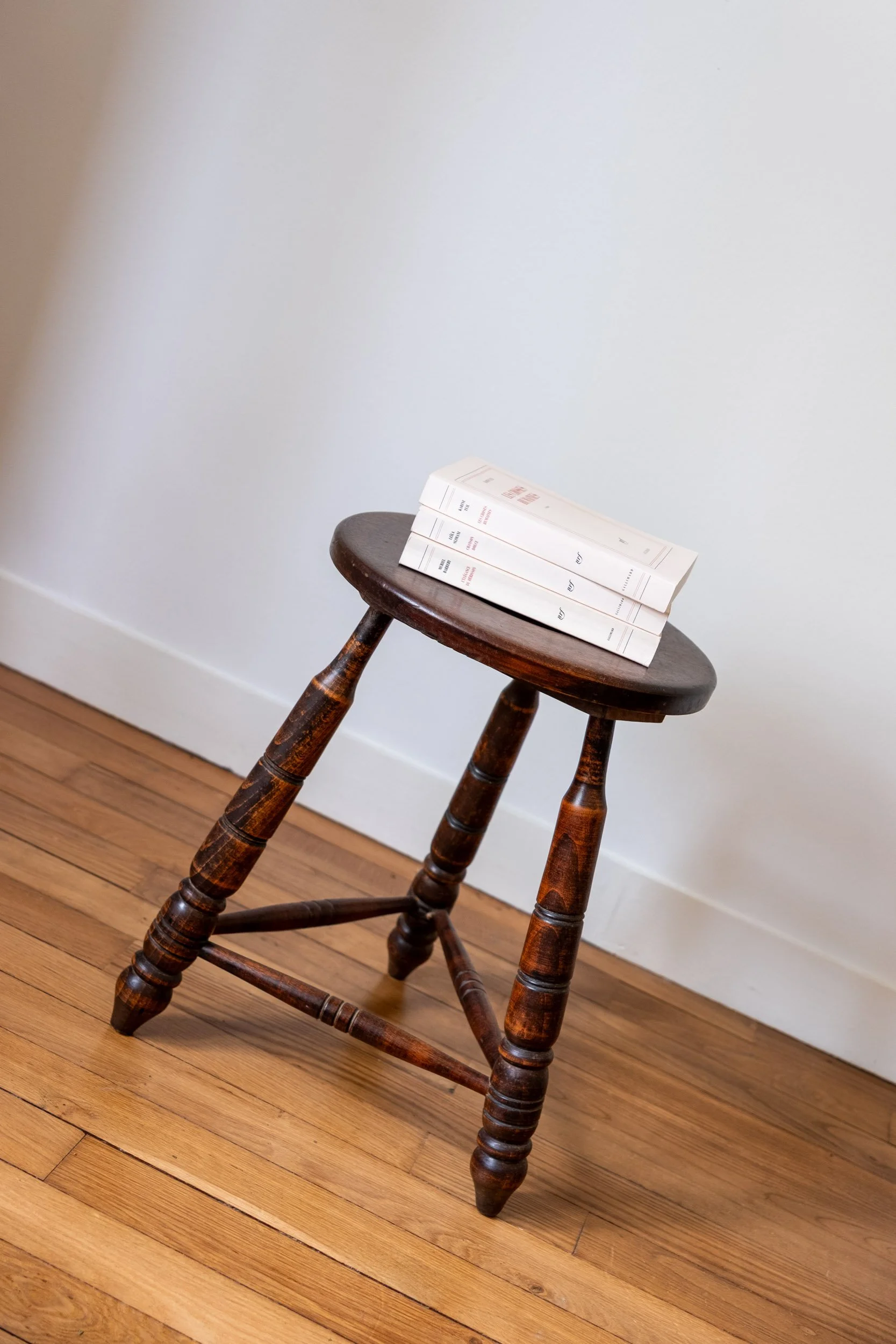 tabouret-tripode-bois-tourné-Pupilles-brocante-Rennes5.jpg