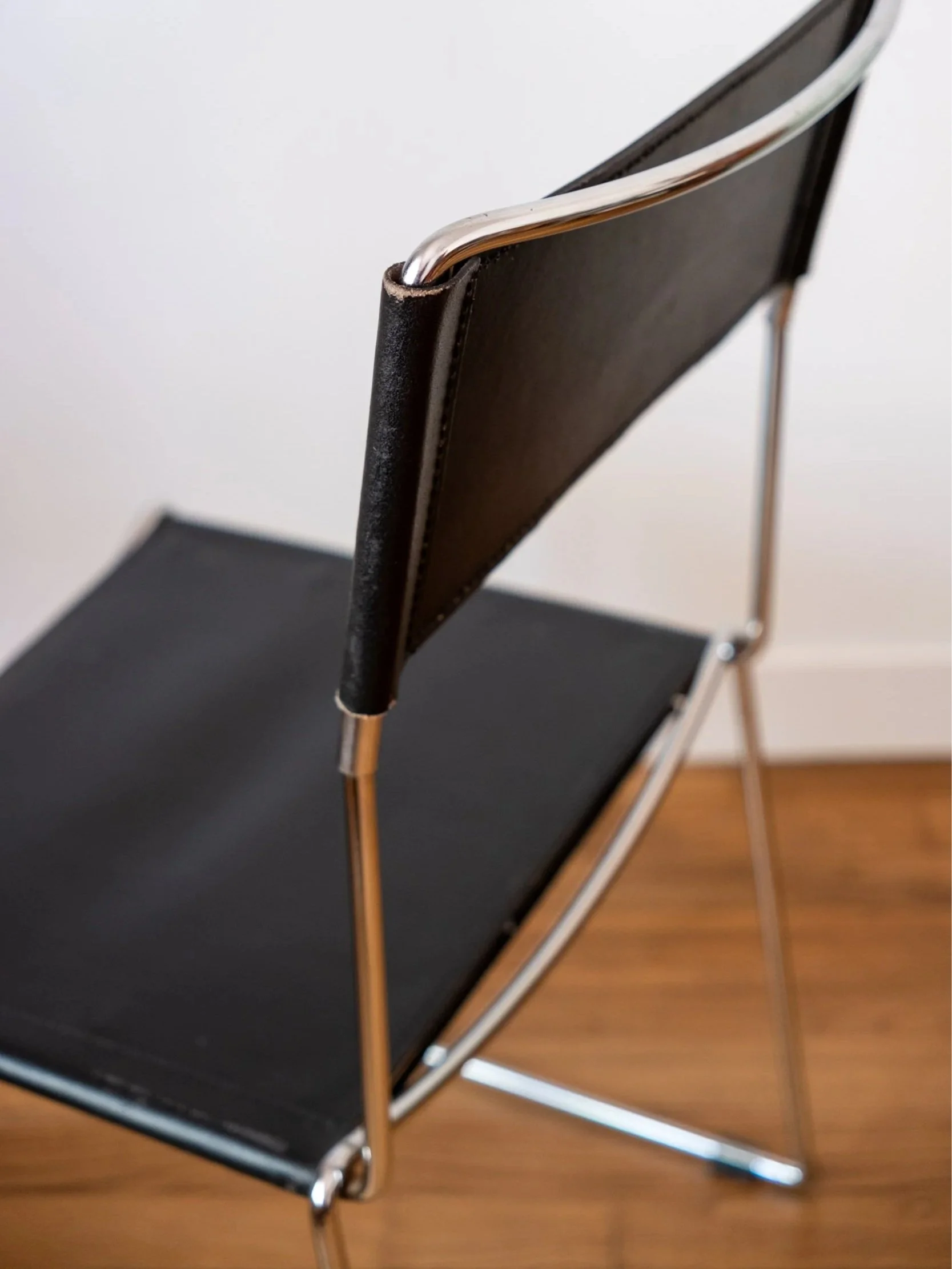 détail de la chaise en métal chromé et cuir noir italienne design