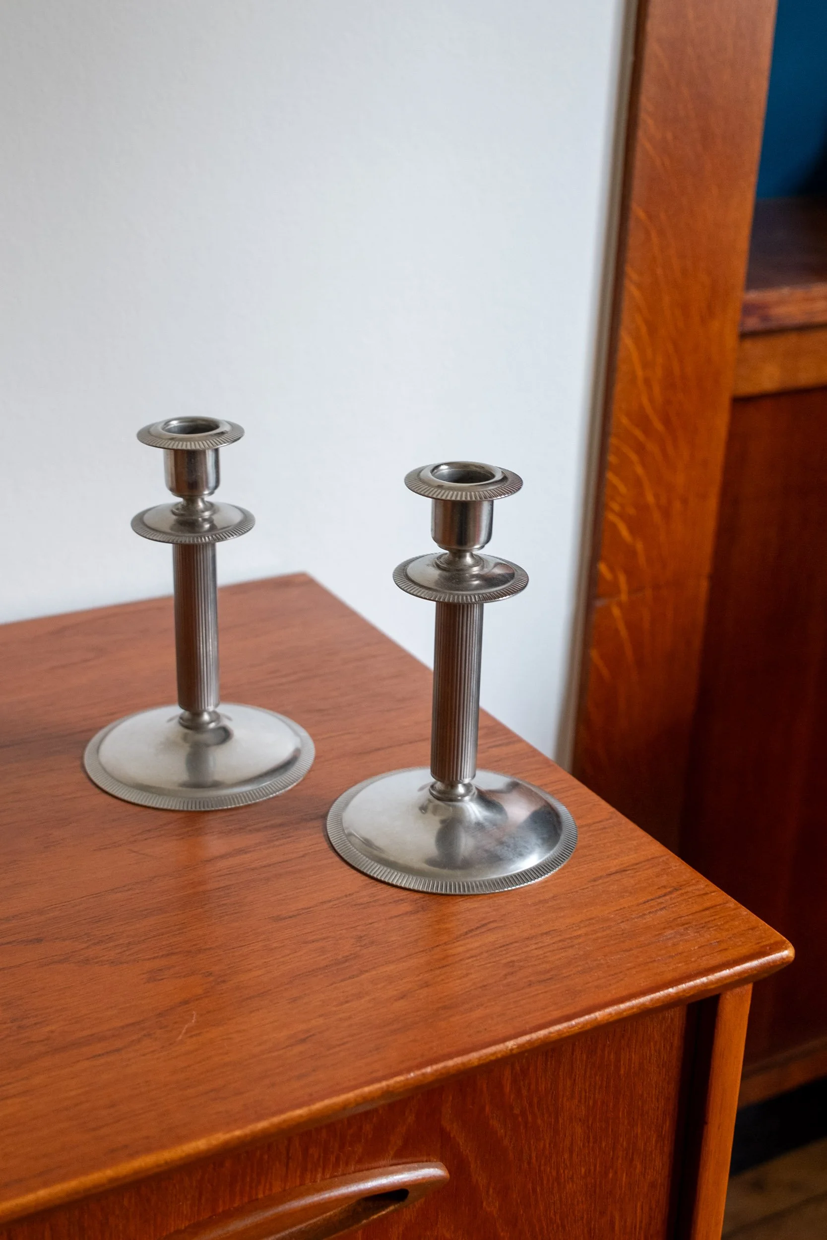 autre angle sur cette paire de bougeoirs en inox vintage