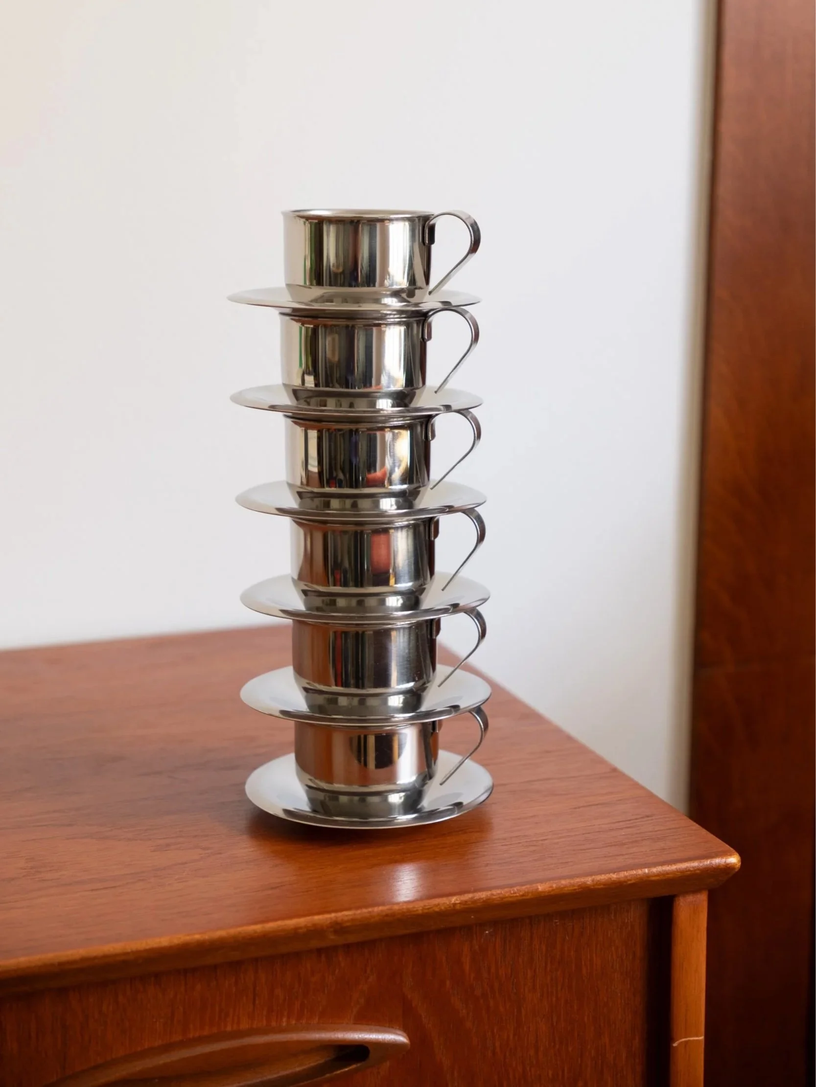 pile de tasses à café en inox design vintage