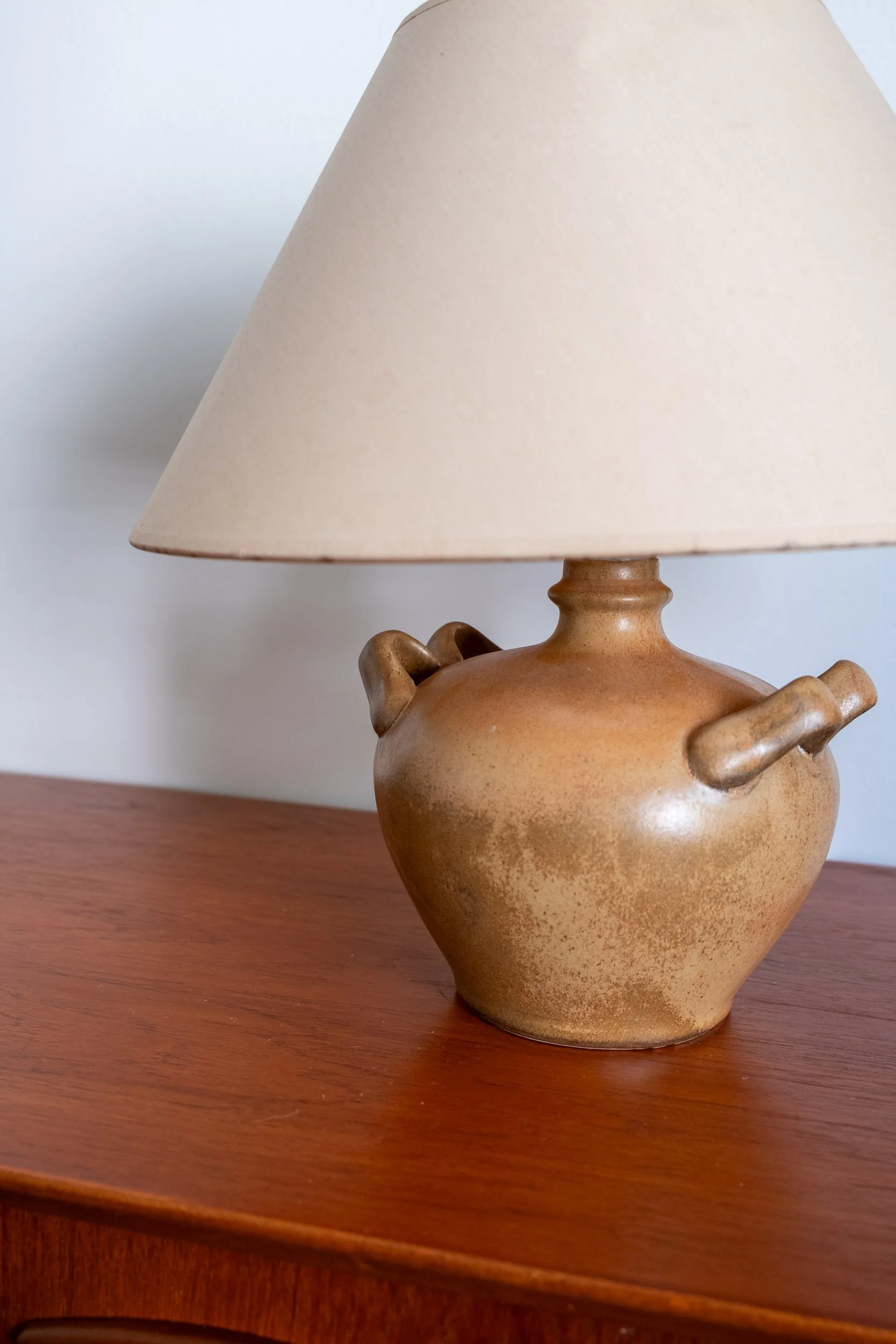 zoom sur le pied en grès de cette lampe vintage avec ses deux anses sur les côtés