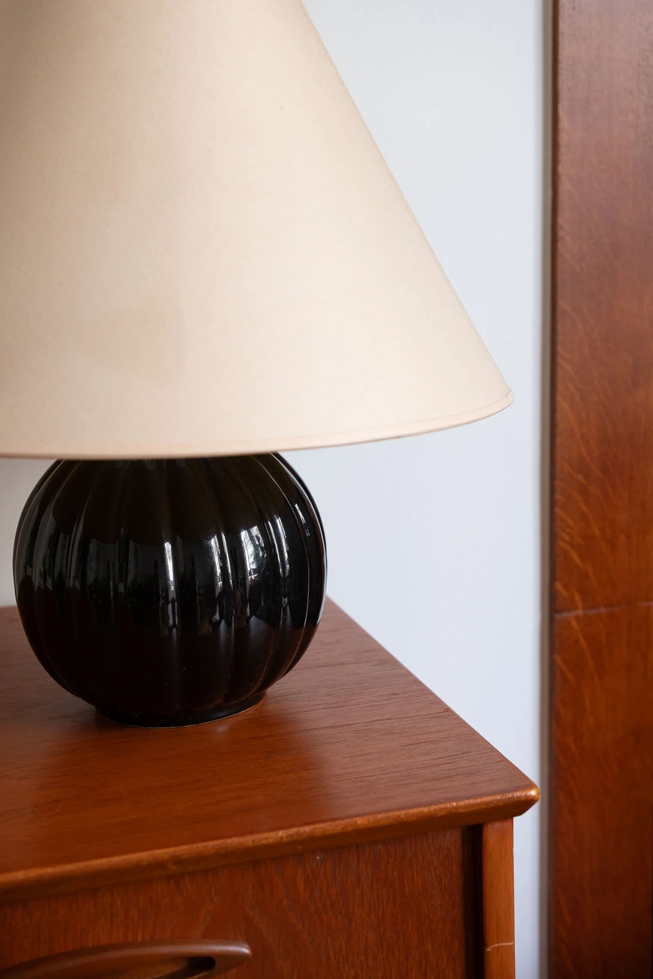 Lampe-pied-céramique-noir-vintage-Pupilles-Vintage-Rennes4.jpg