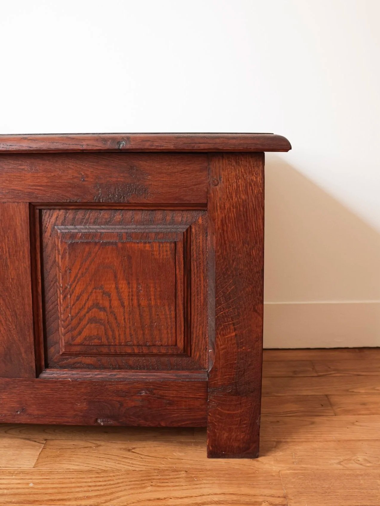 zoom sur le détail de ce coffre de rangement vintage en bois
