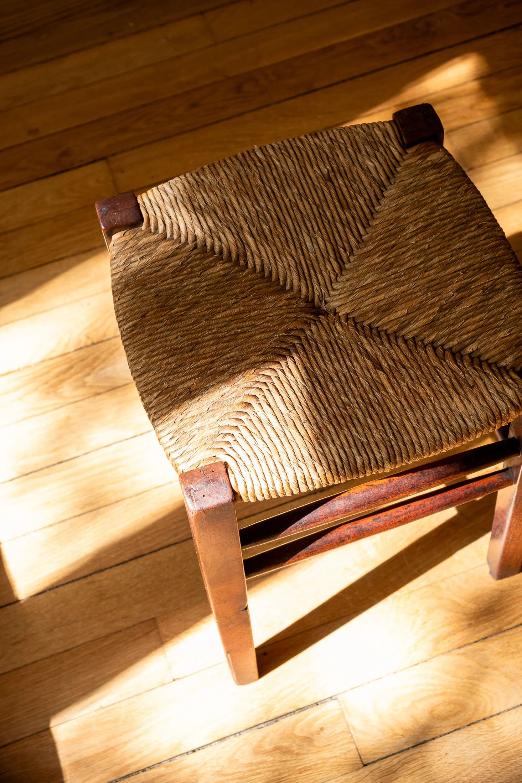 tabouret-vintage-bois-et-paille-Pupilles-Vintage-Rennes3.jpg
