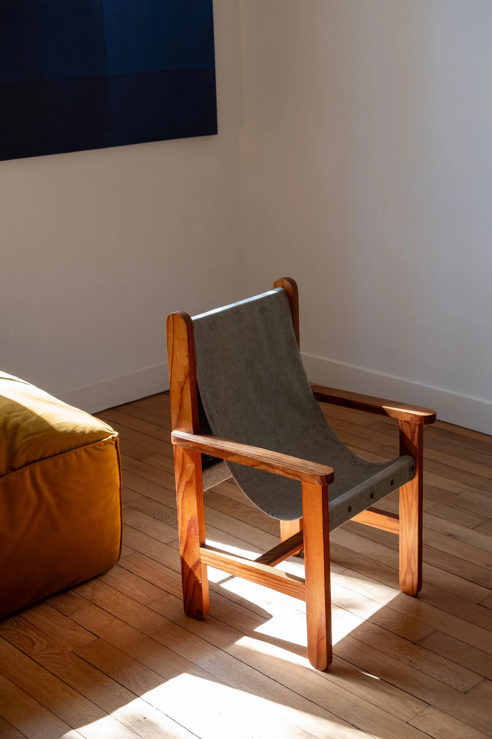 Fauteuil vintage pour enfant en bois massif et toile épaisse - Style brutalise, années 70