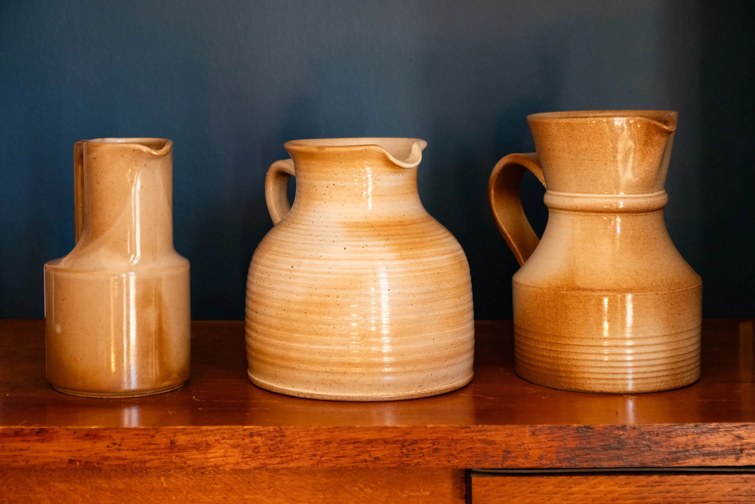 le pichet en grès du Marais artisanal au milieu d'autres pichets en grès vintage