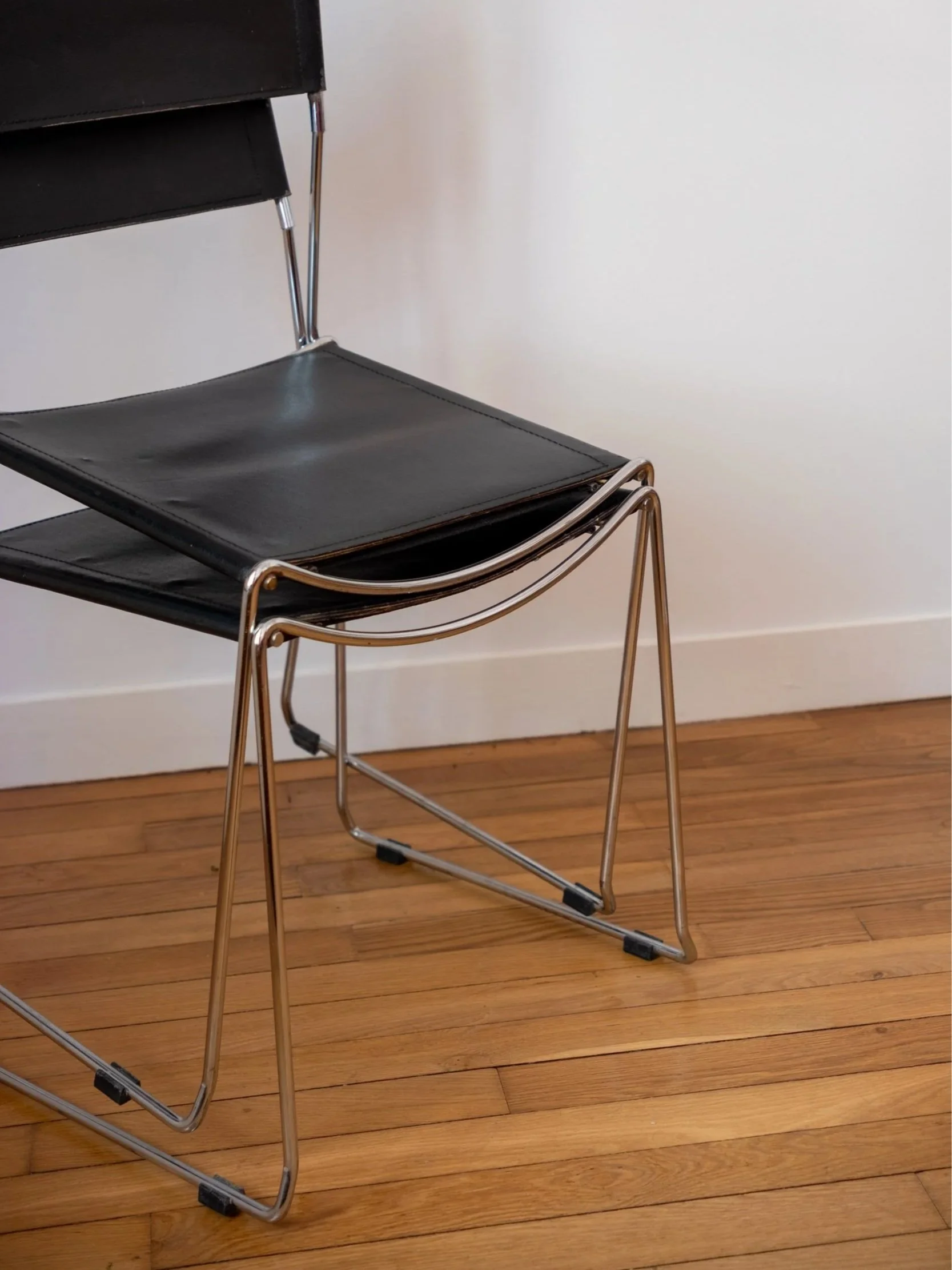 les chaises italiennes empilées Giandomenico Belotti design des années 70