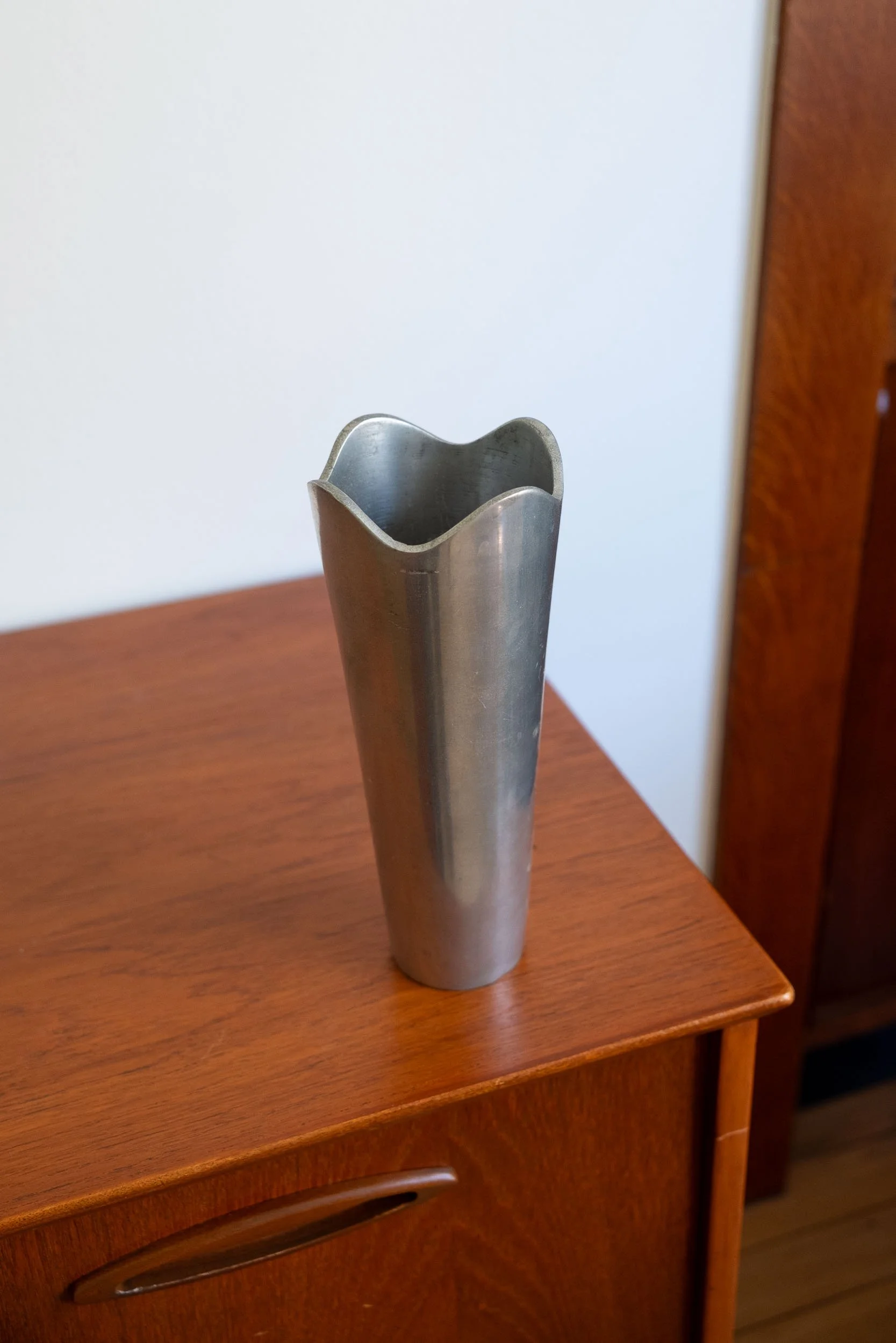 Vase soliflore en aluminium brossé - Design moderniste, années 60-70