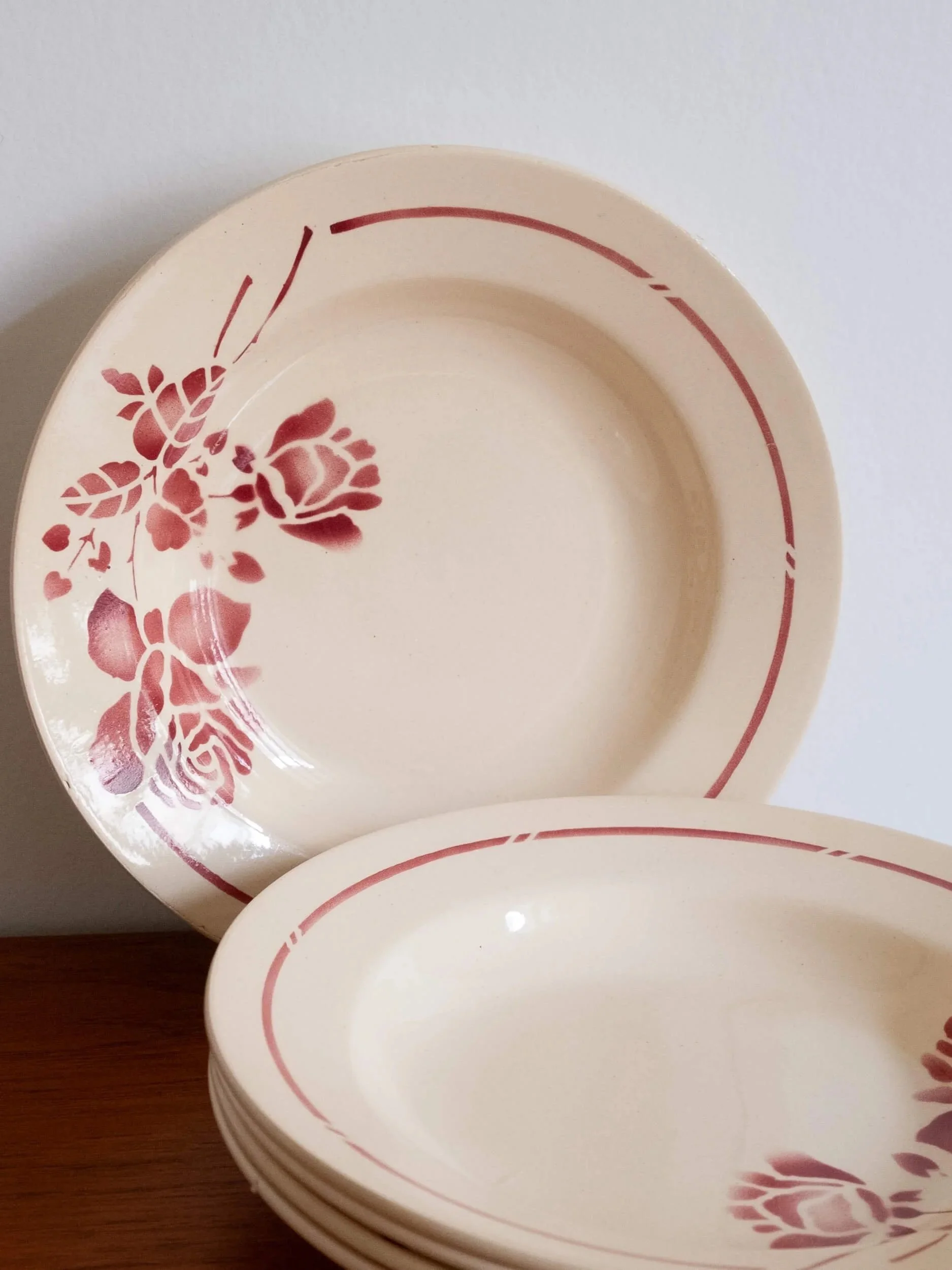 deux assiettes creuses vues de face motif à fleurs roses vintage