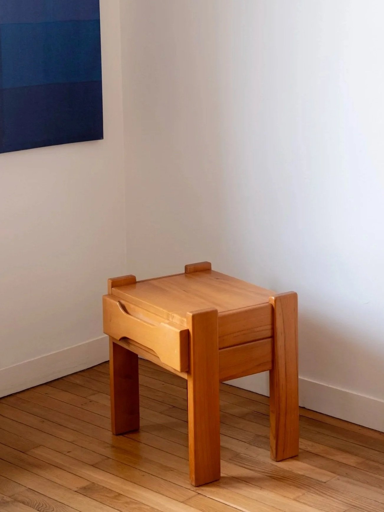 Table de chevet en orme massif - Maison Regain, années 70
