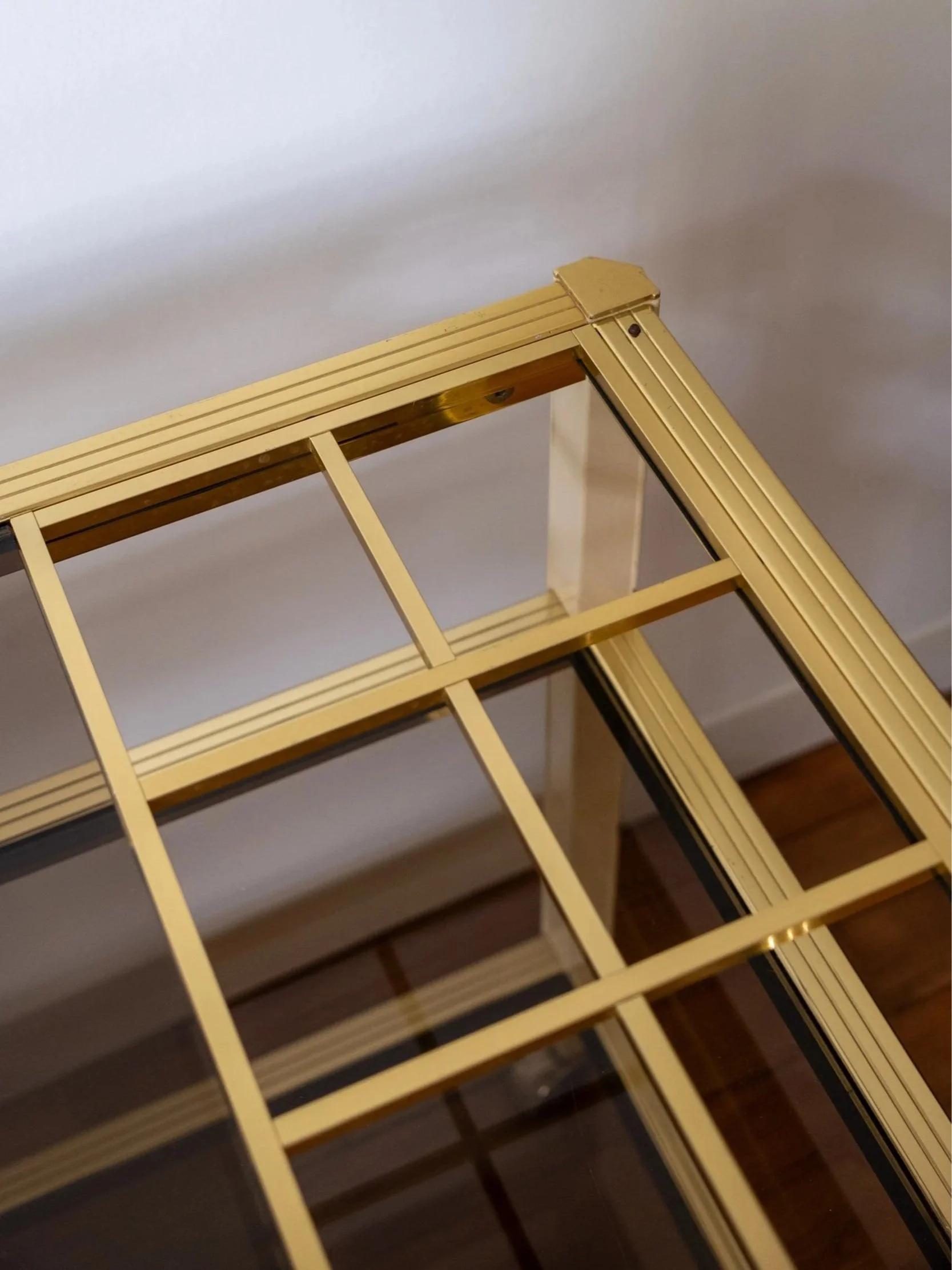 structure dorée pour cette desserte roulante vintage
