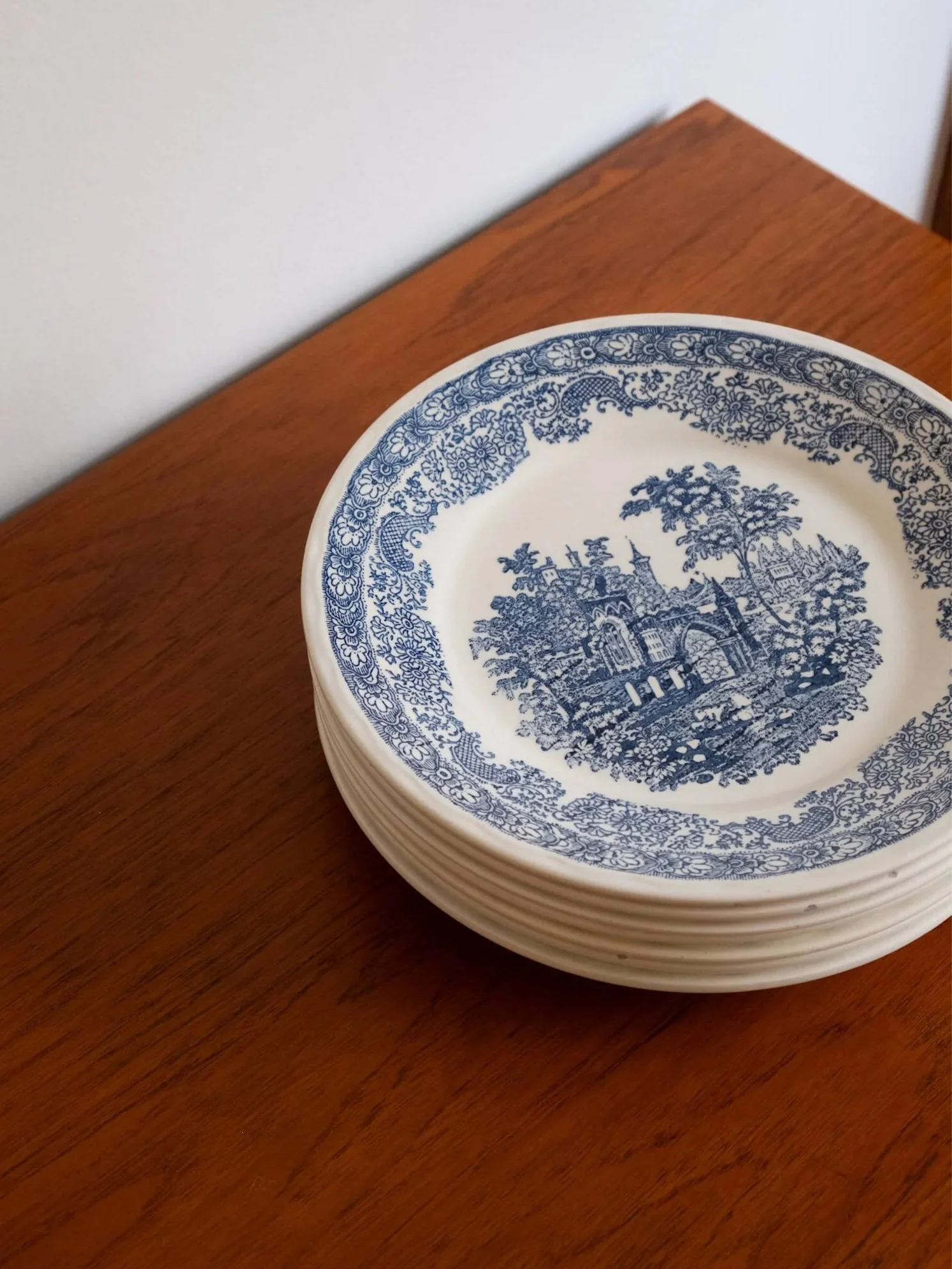 zoom sur le décor chateau de ces assiettes vintage modèle Nice en parfait état