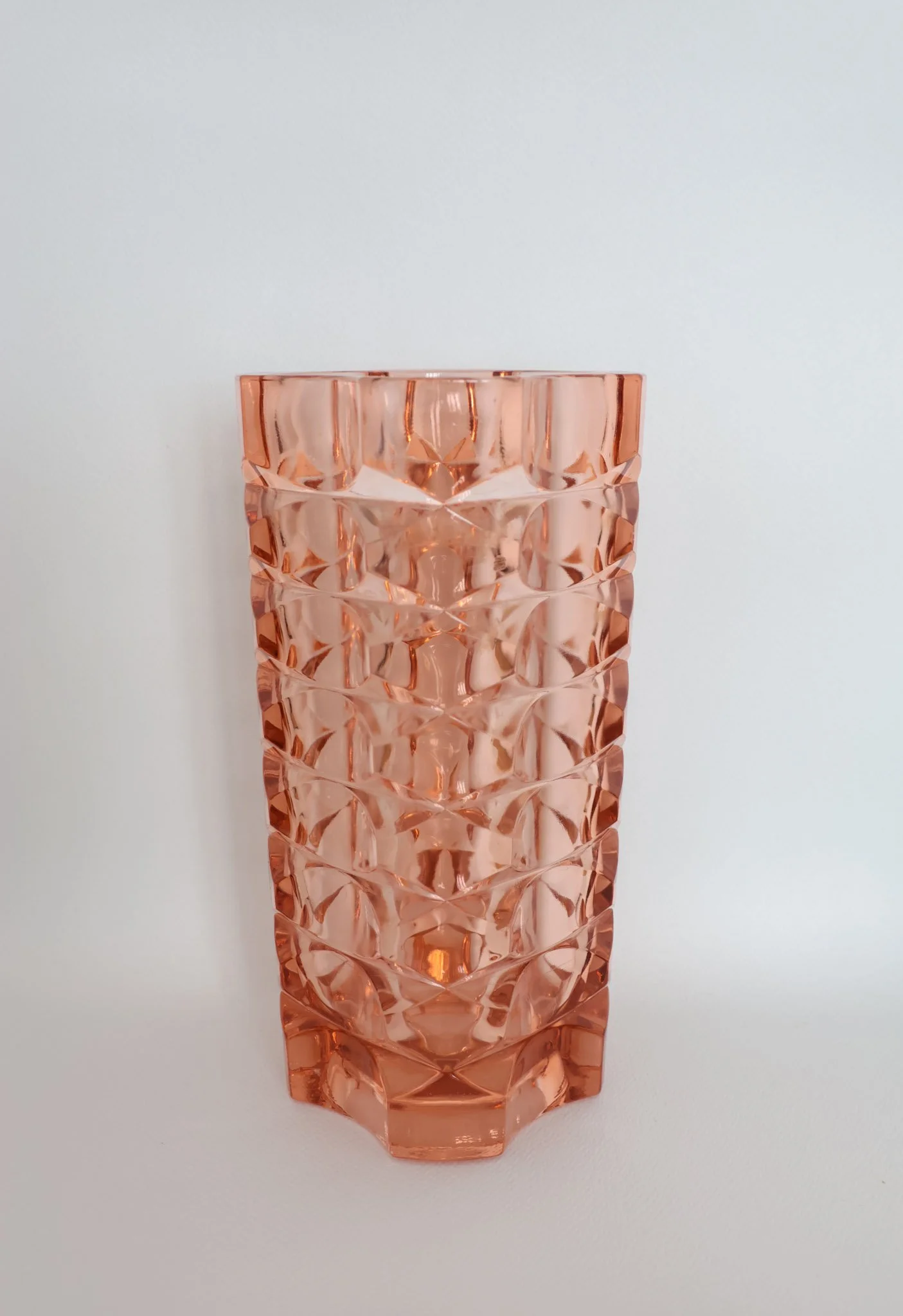 vue de côté sur ce Vase en verre facetté de couleur rose de la marque Luminarc des années 70