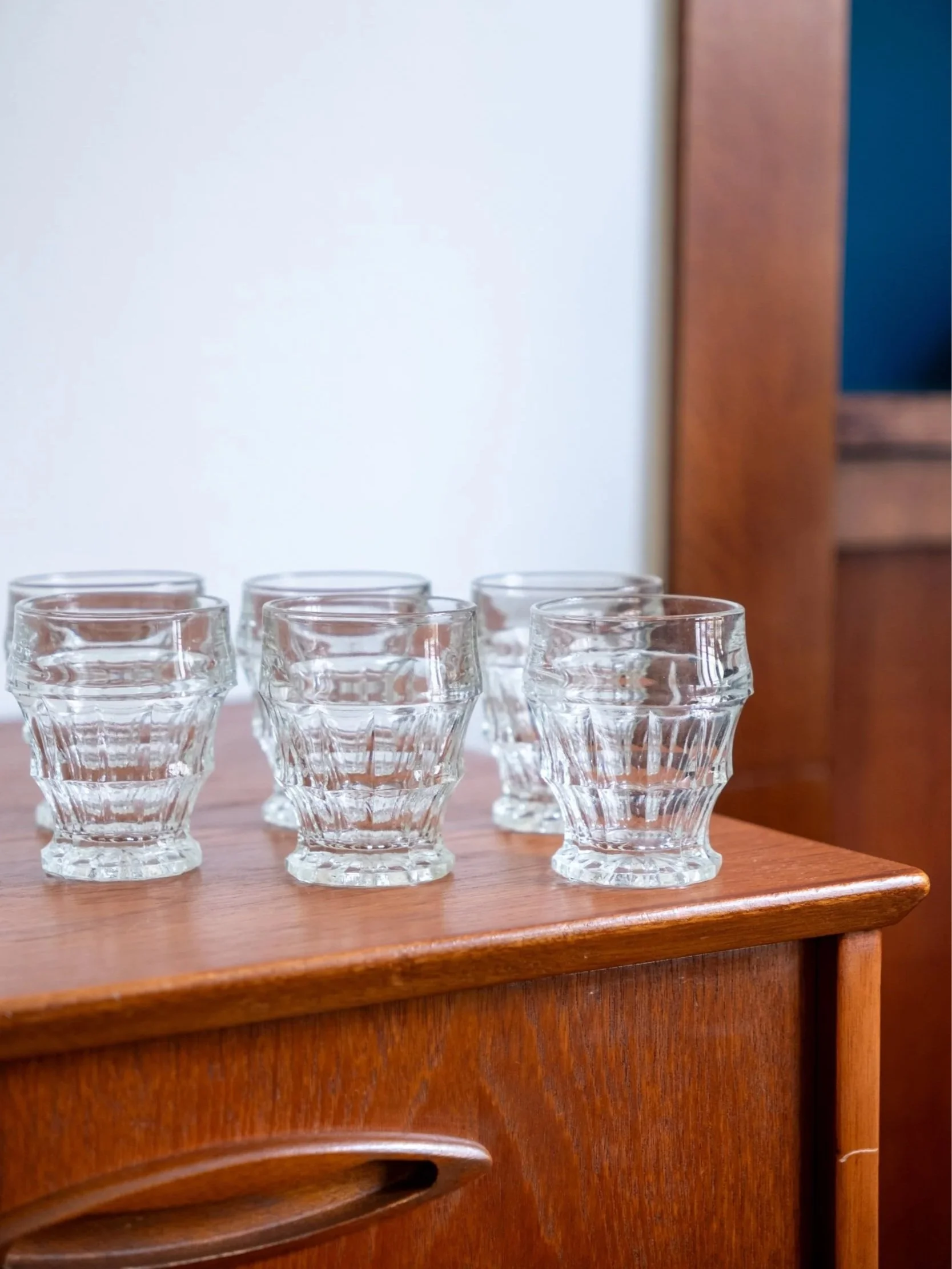 vue d'ensemble sur ces six verres vintage transparent à digestif