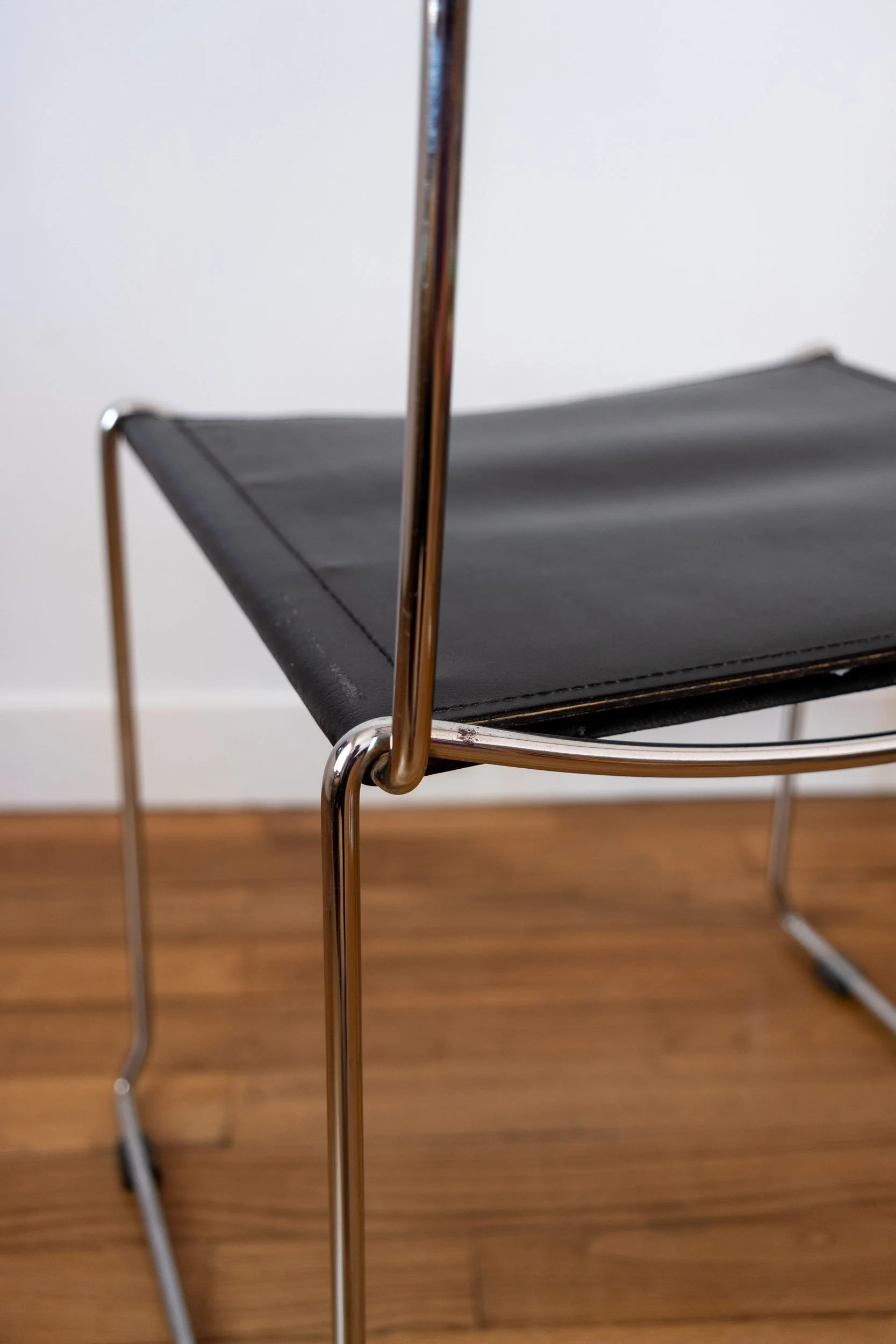 détail de la chaise en métal chromé et cuir noir italienne design