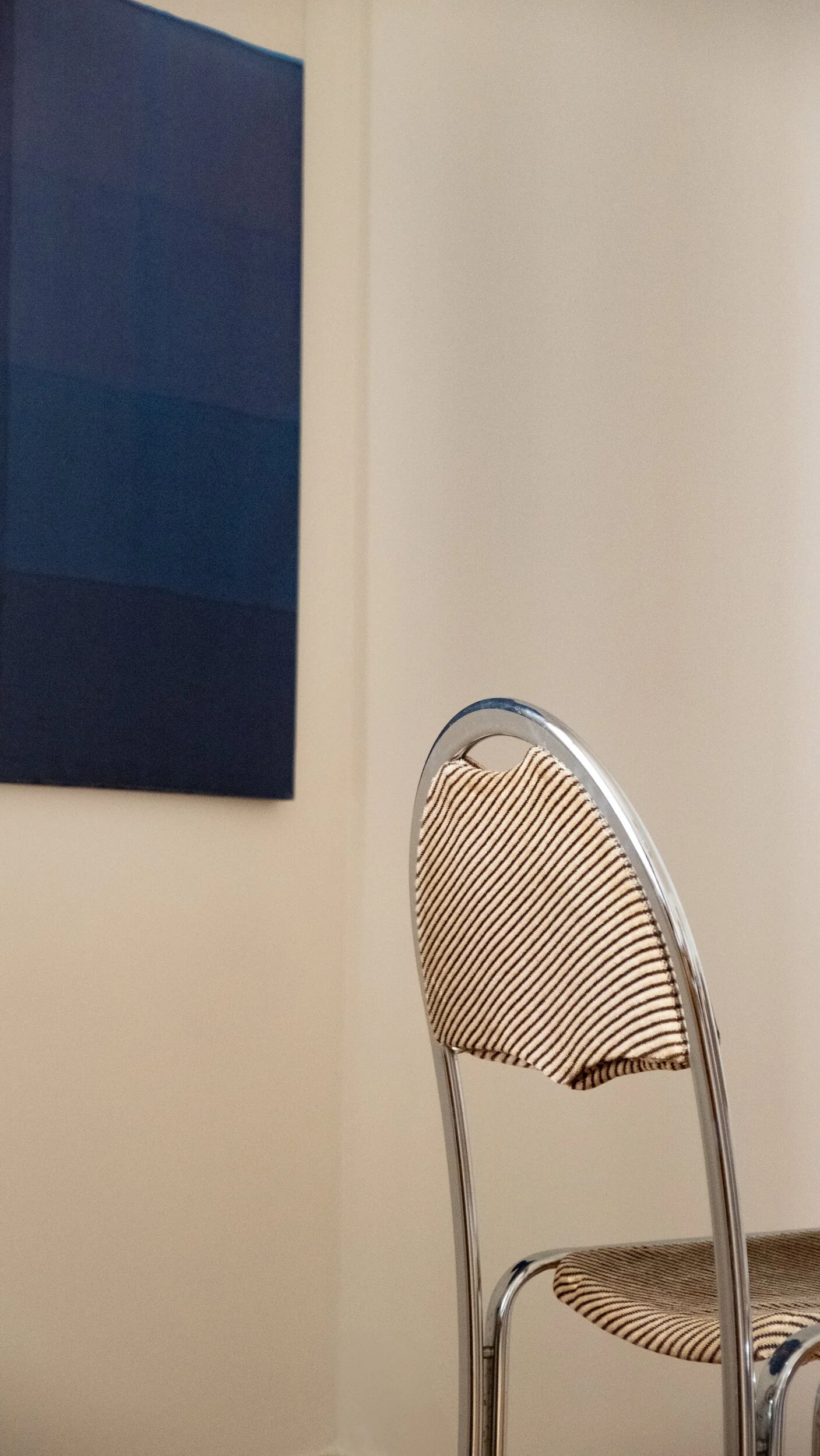 Focus sur le dossier d'une des chaises italiennes modernistes des années 70