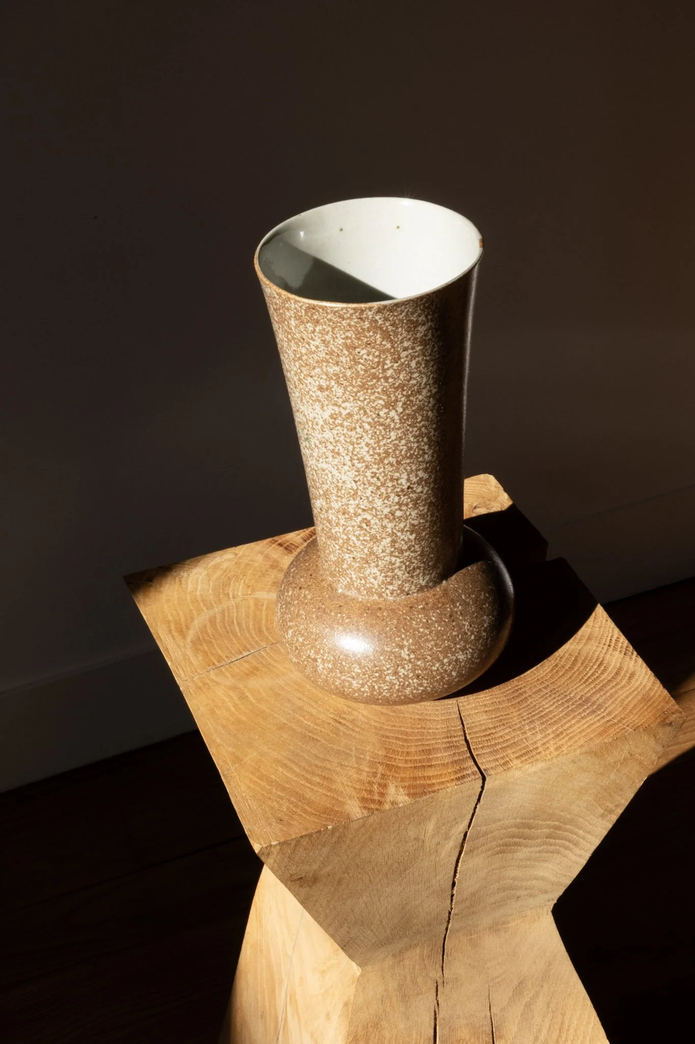 vue de haut du vase vintage en céramique pour montrer son parfait état
