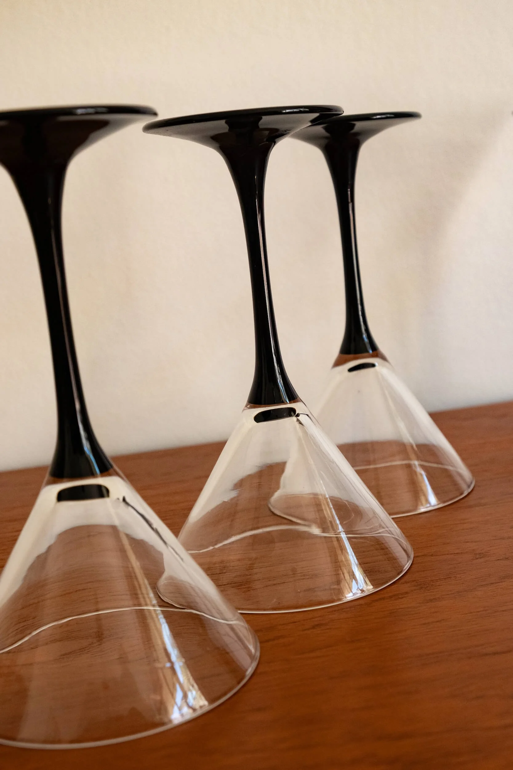 les verres à cocktail retournés pour voir leur pied noir, de la marque française Luminarc des années 70 vintage