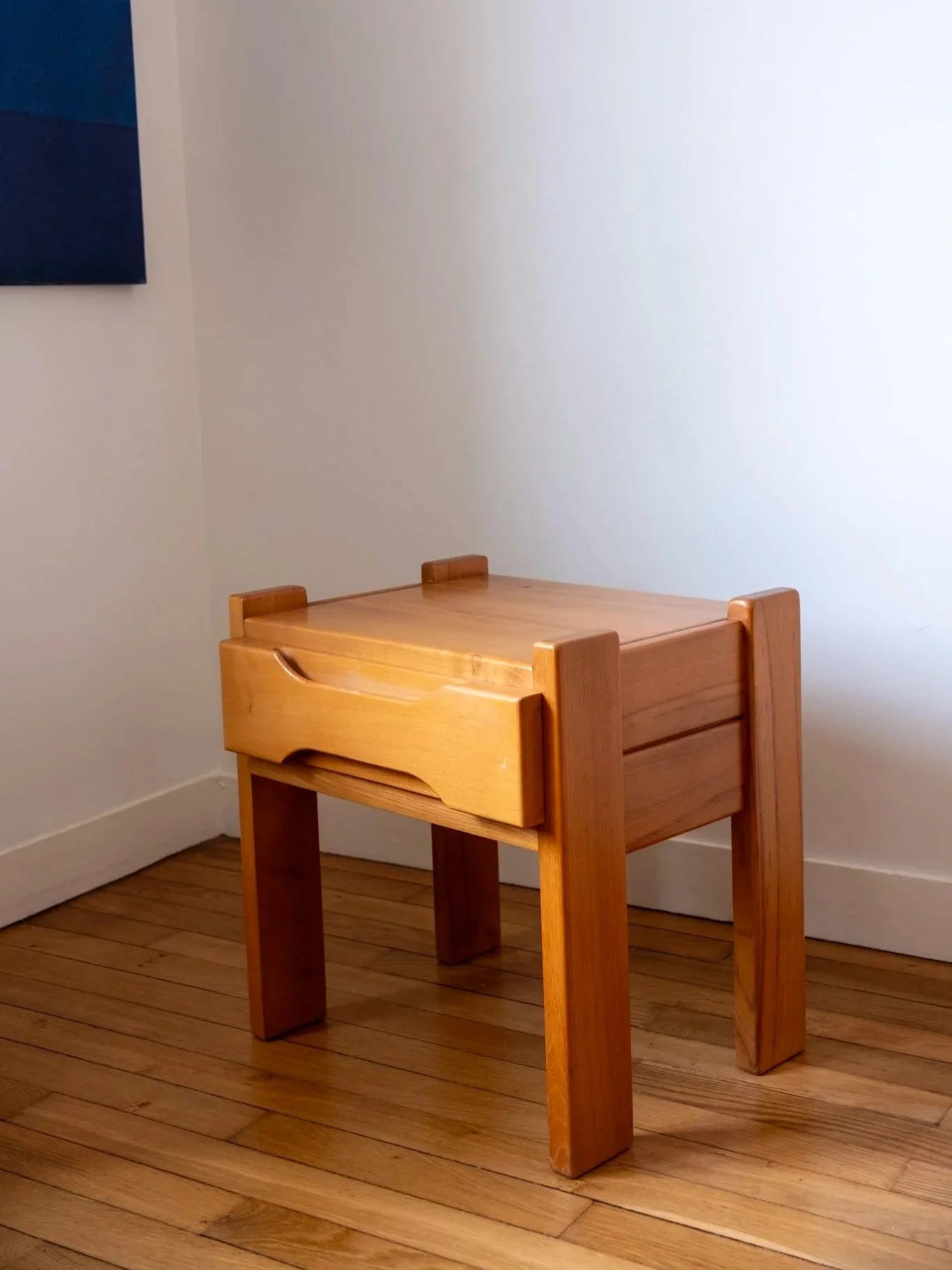 vue de plus près sur cette table de nuit vintage en bois avec un tiroir alliant design et praticité dans un style minimaliste