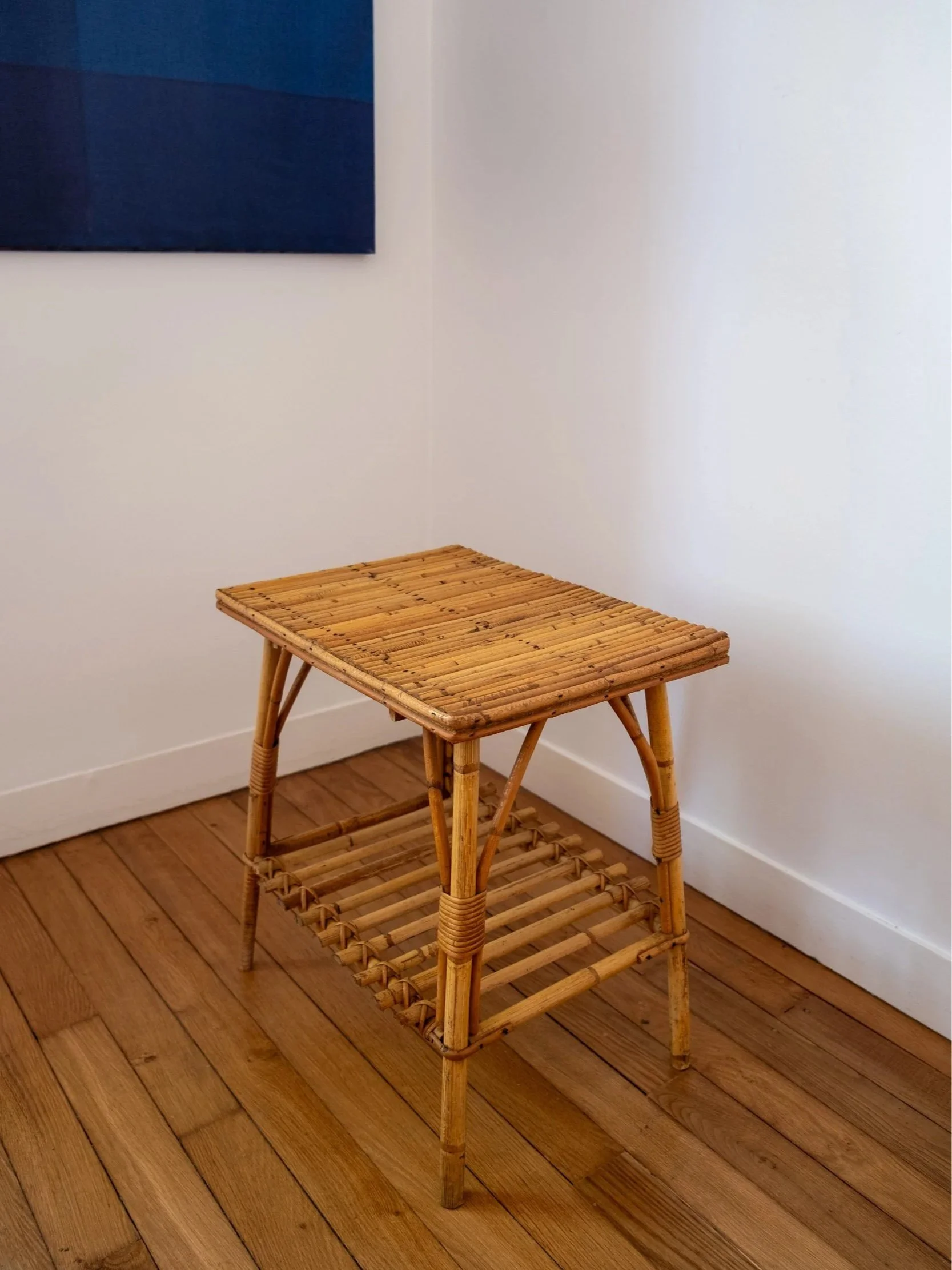 focus sur les détails de cette petite table d'appoint en rotin vintage