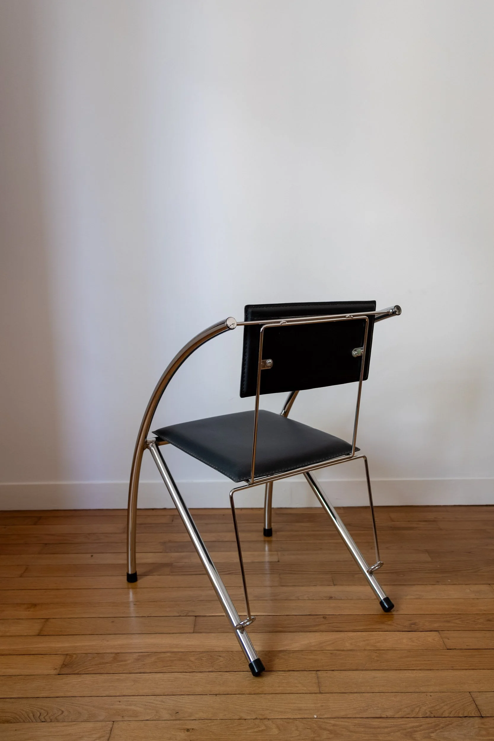 l'arrière de la chaise vintage en chrome design des années 80