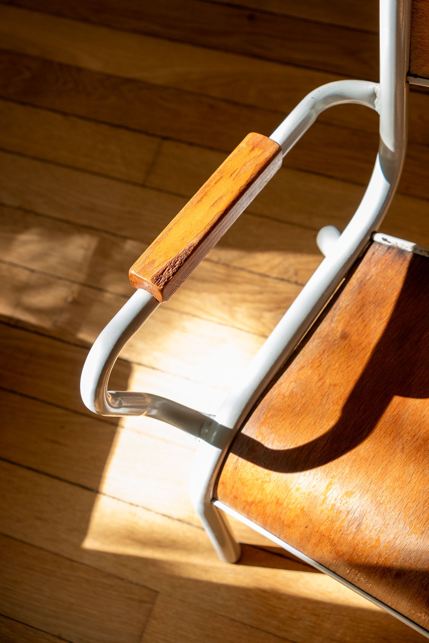 focus sur l'accoudoir de la chaise
