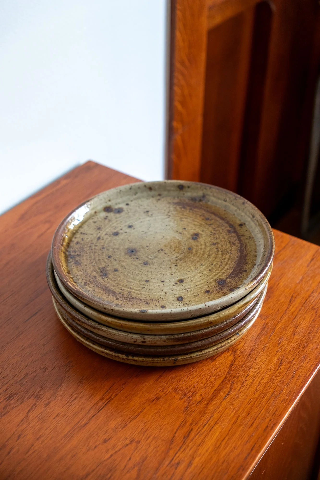 Assiettes-plates-en-grès-pyrité-artisanal-Pupilles-Vintage-Rennes3.jpg