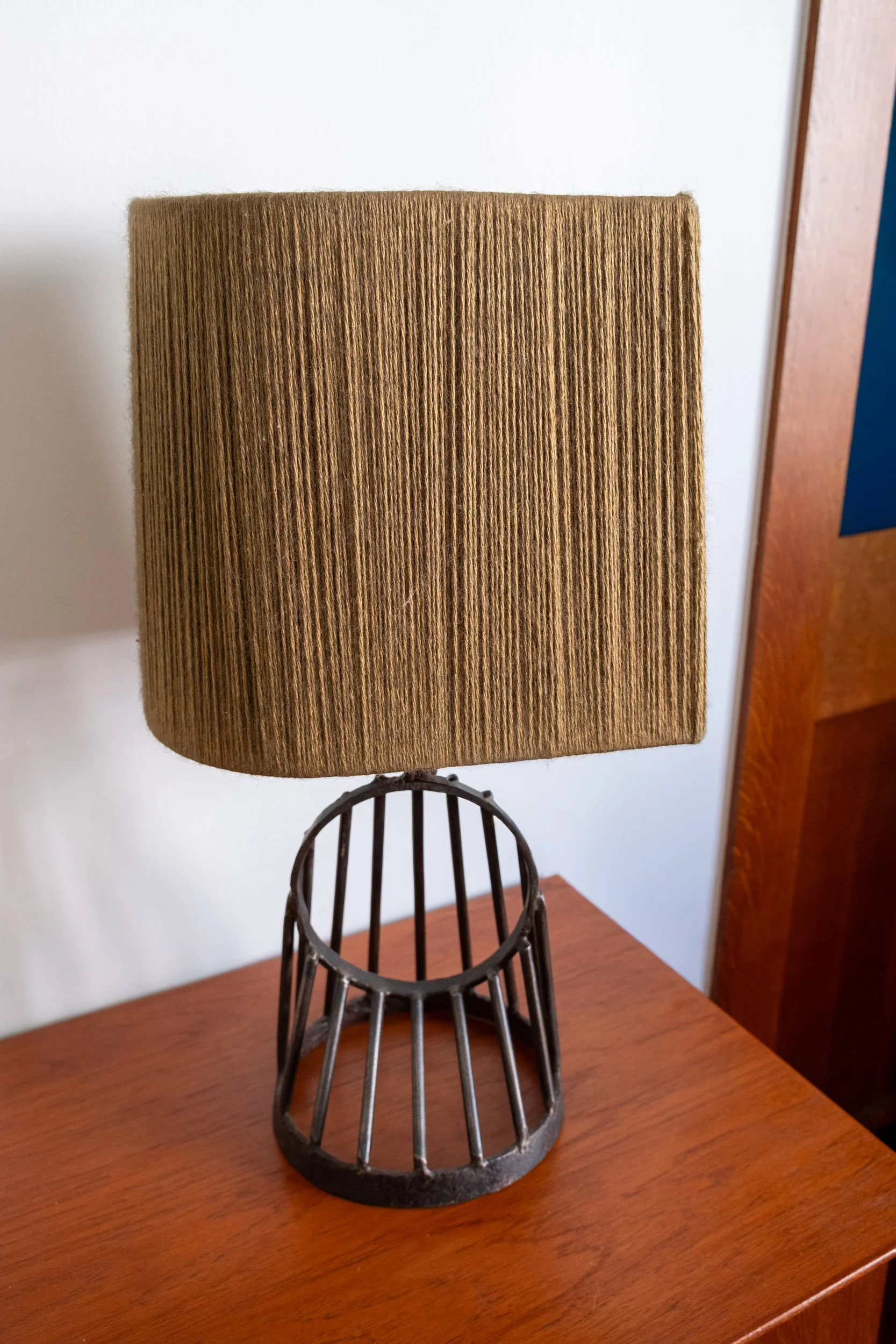 zoom sur le bel abat-jour en lainage couleur kaki de forme irrégulière donnant toute son originalité à cette lampe brutaliste