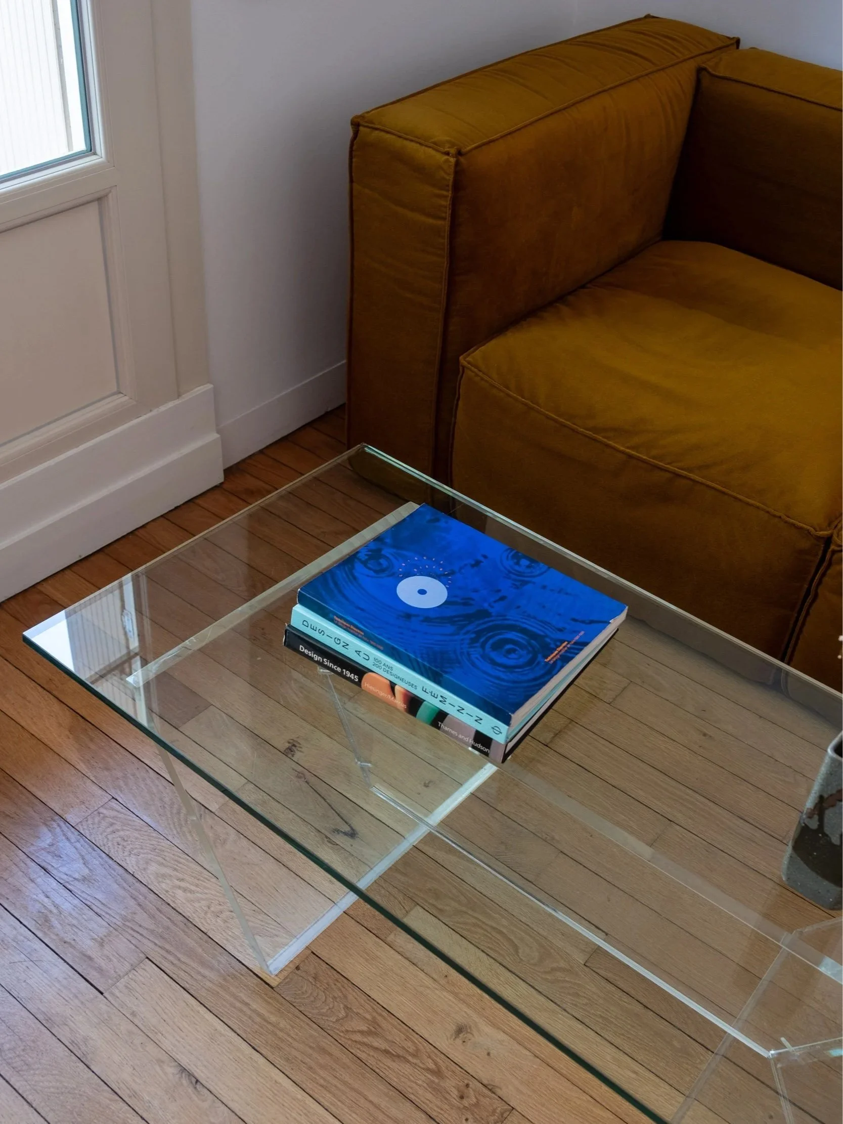 la table basse vintage vue de haut en parfait état