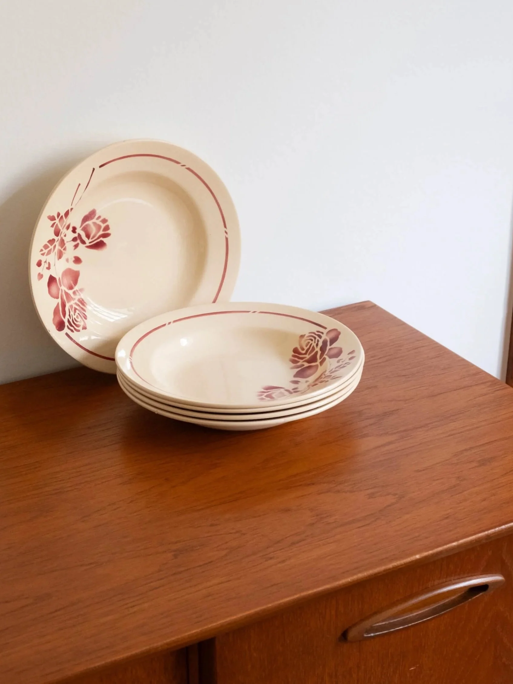 autre vue sur ces assiettes creuses vintage à fleurs roses en parfait état