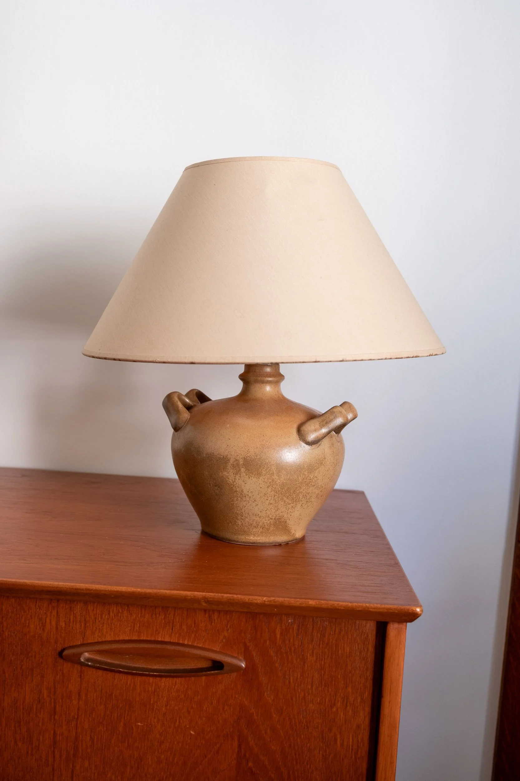 très belle lampe à poser vintage avec un pied en grès de forme originale