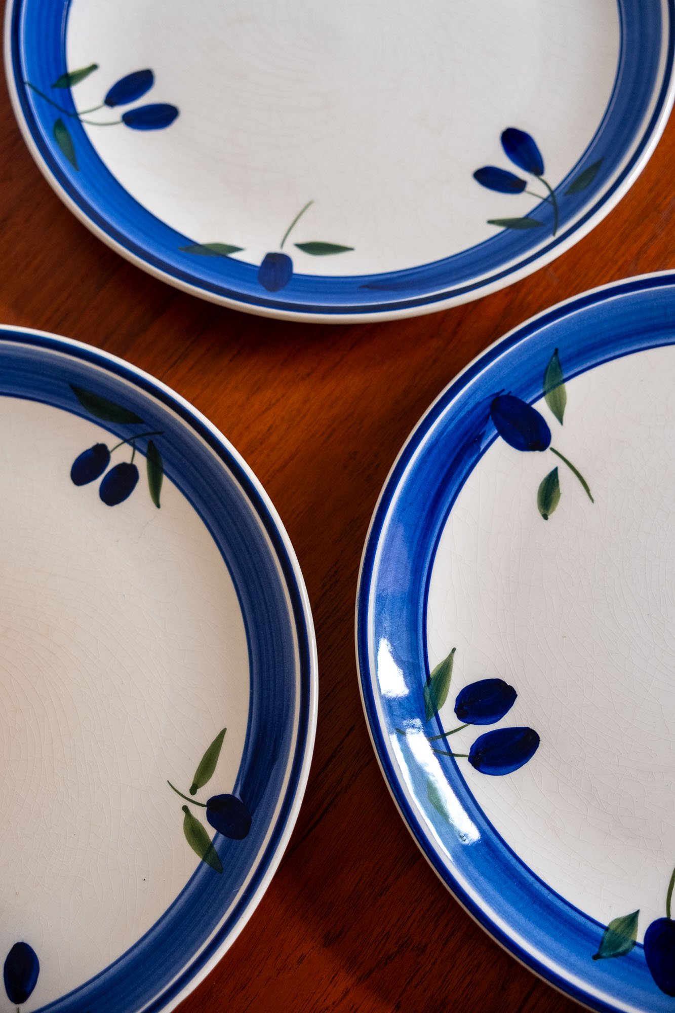 Assiettes plates et dessert, motif cerises bleues et liseré bleu