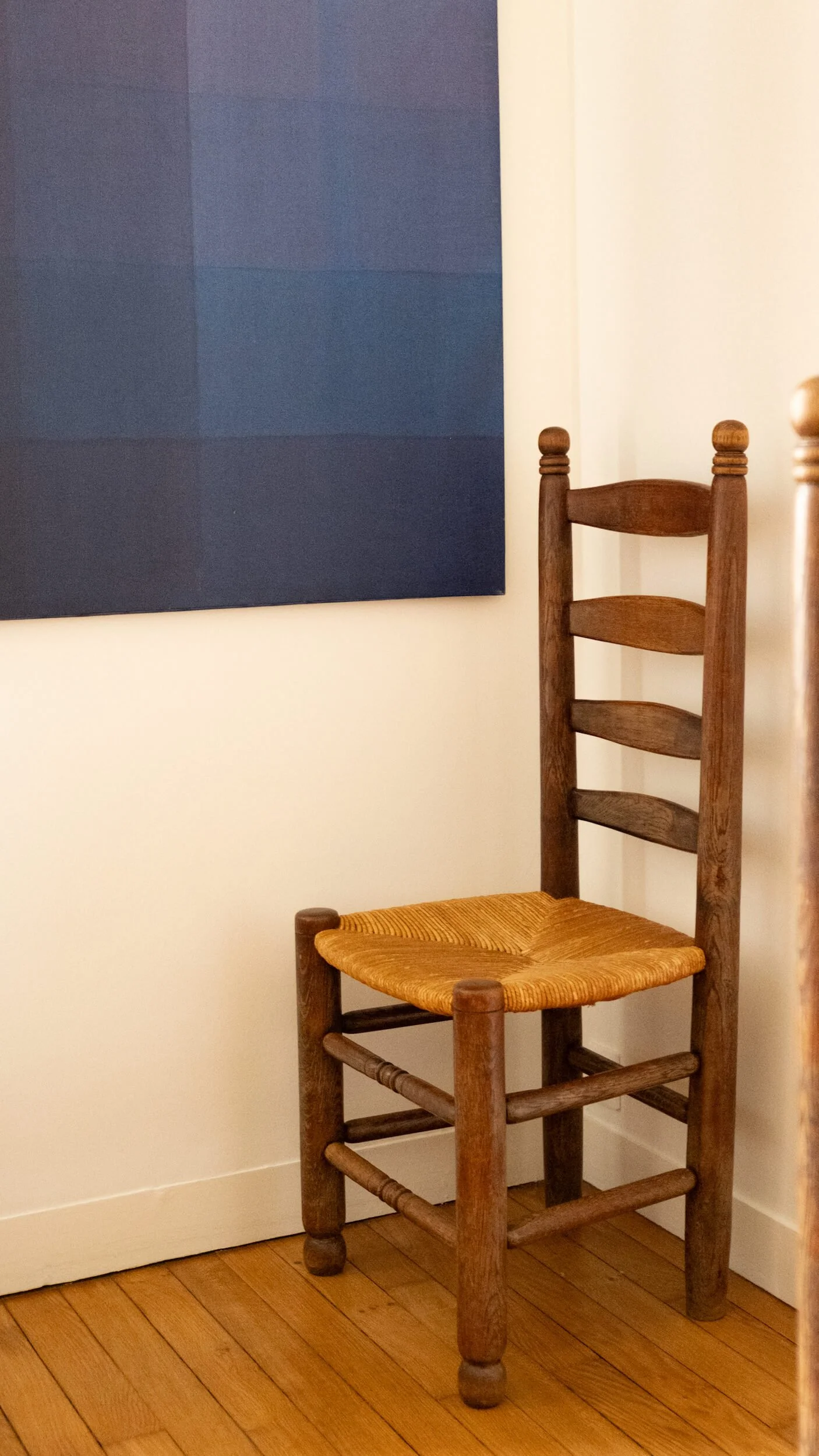 focus sur une des chaises paillées brutalistes du début du XXème siècle en parfait état