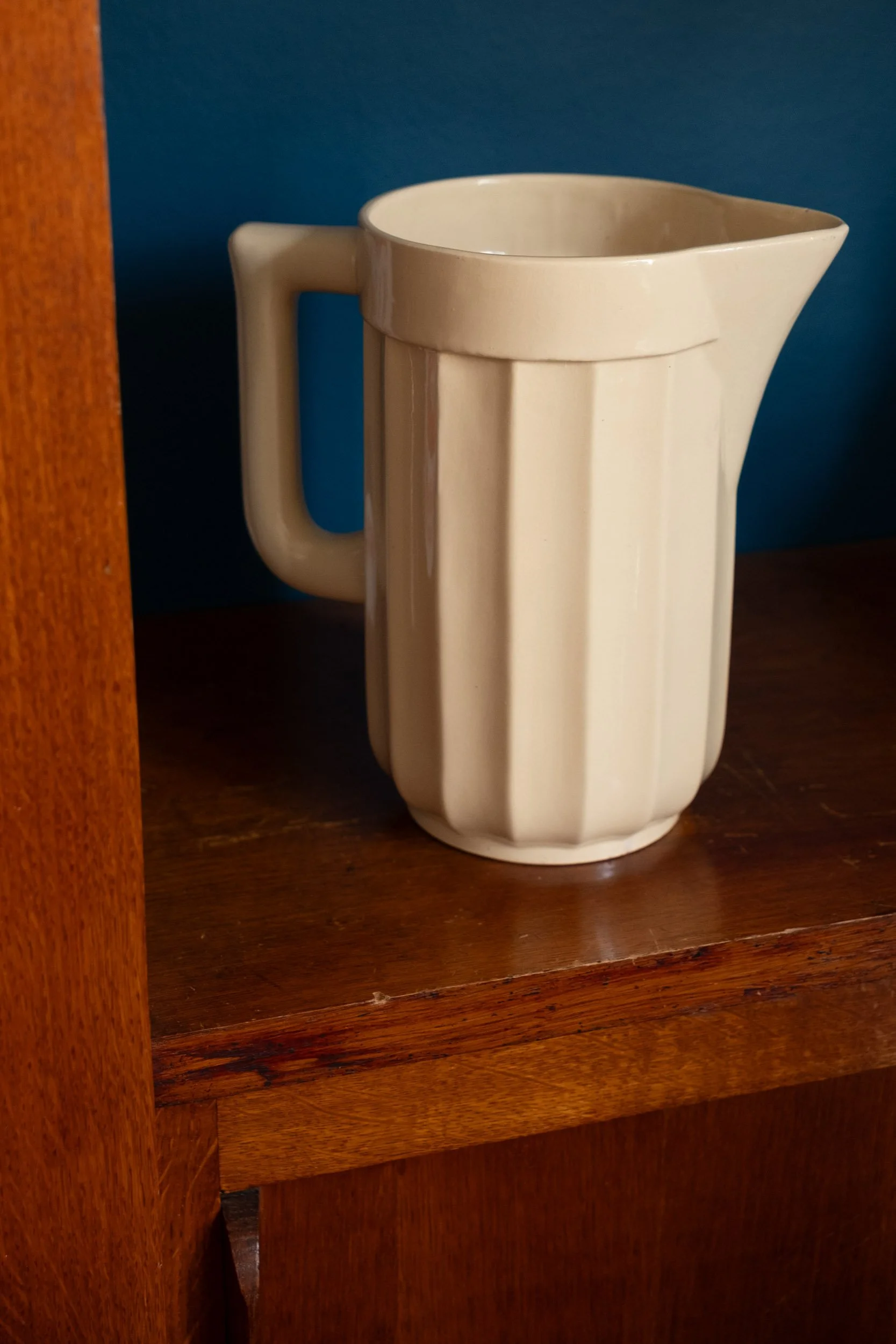autre angle de vue sur ce pichet ancien broc de toilette à détourner en vase en parfait état