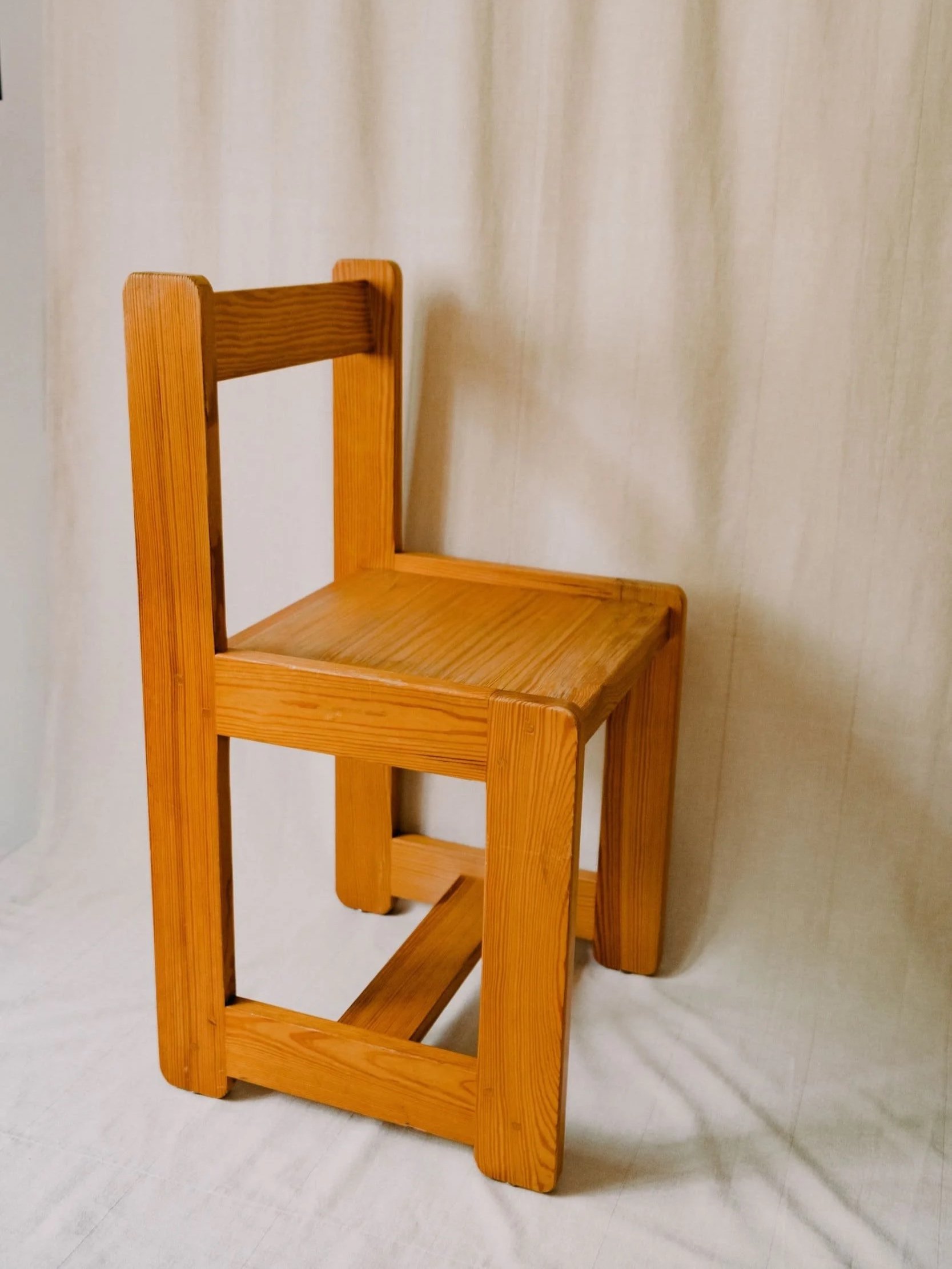 Chaise-cubiste-pin-massifann%C3%A9es-70-Pupilles-Vintage-Rennes5.jpg