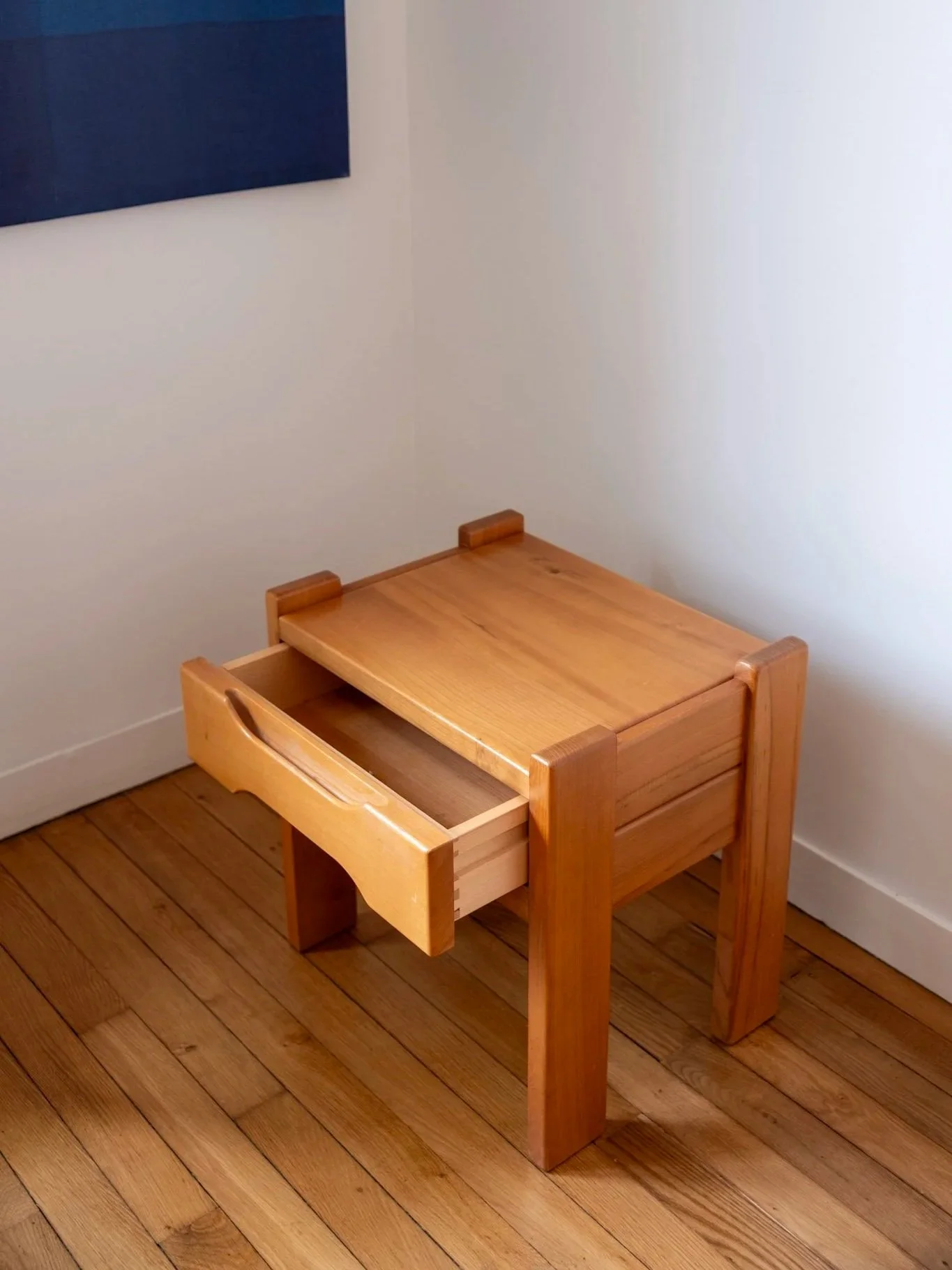 le tiroir ouvert de la table de chevet de la Maison Regain design des années 70