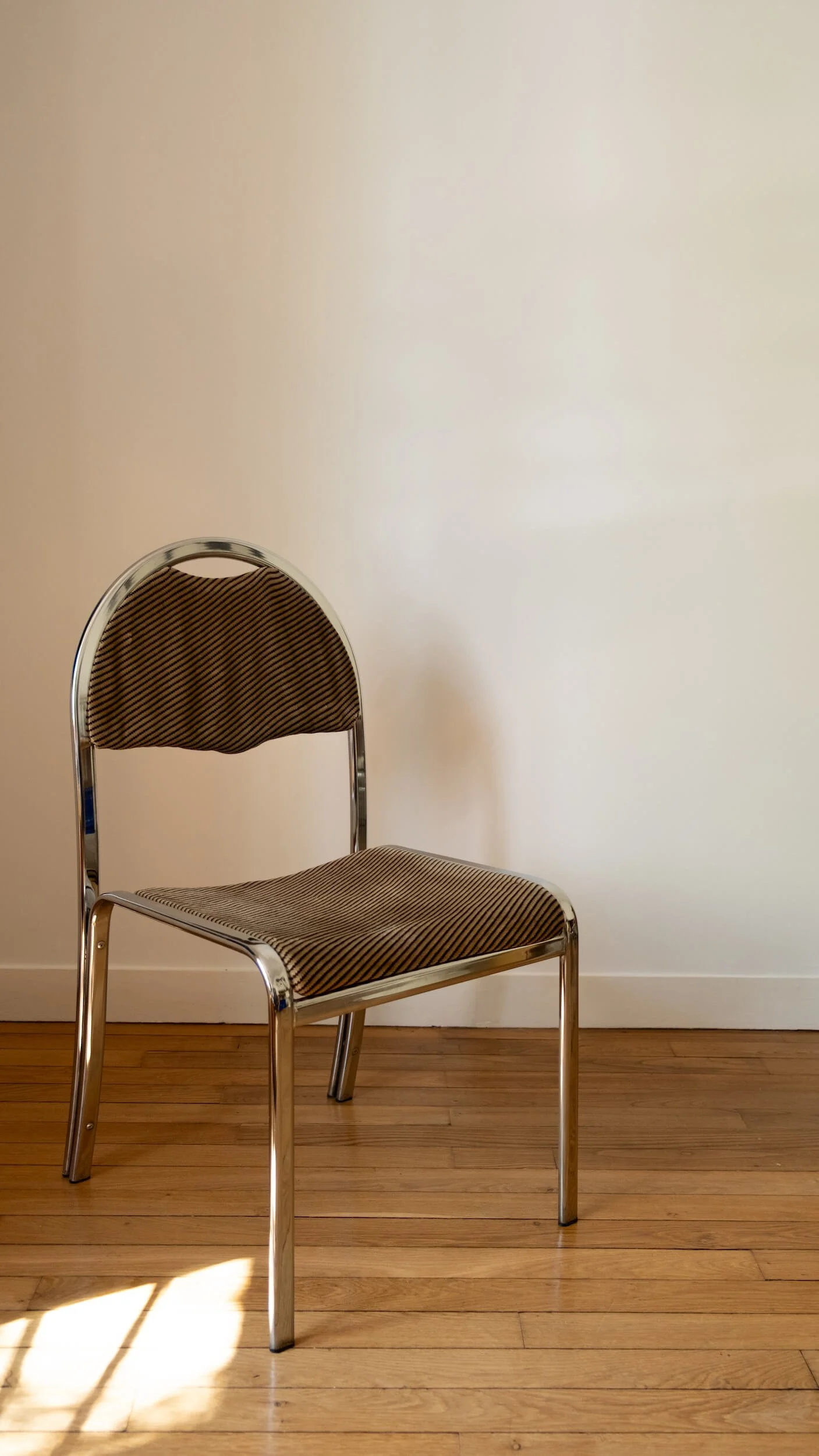 Focus sur une des chaises italiennes modernistes des années 70