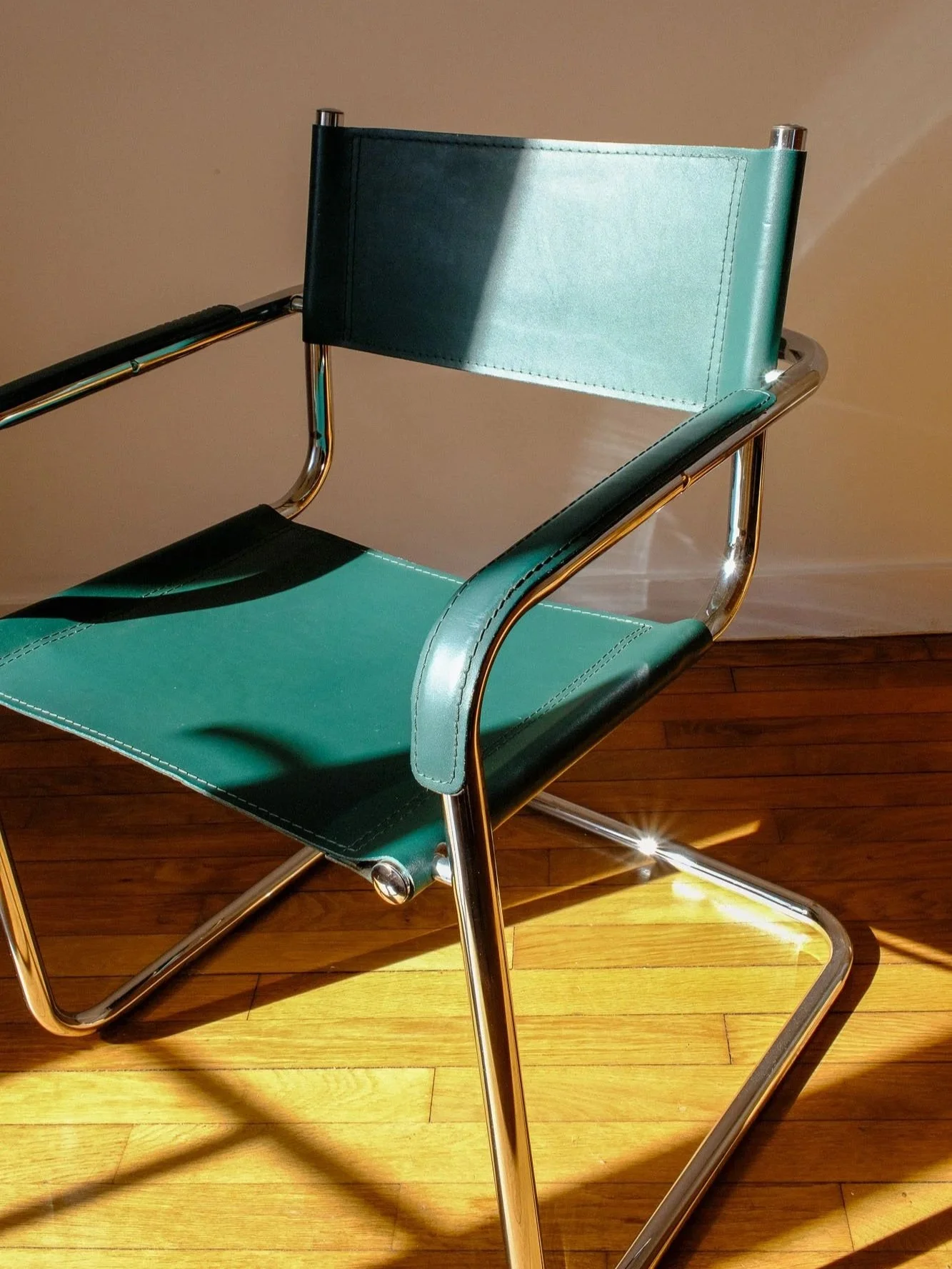 Fauteuil-tubulaire-cuir-vert-anne%CC%81es-70-Pupilles-Vintage-Rennes4.jpg