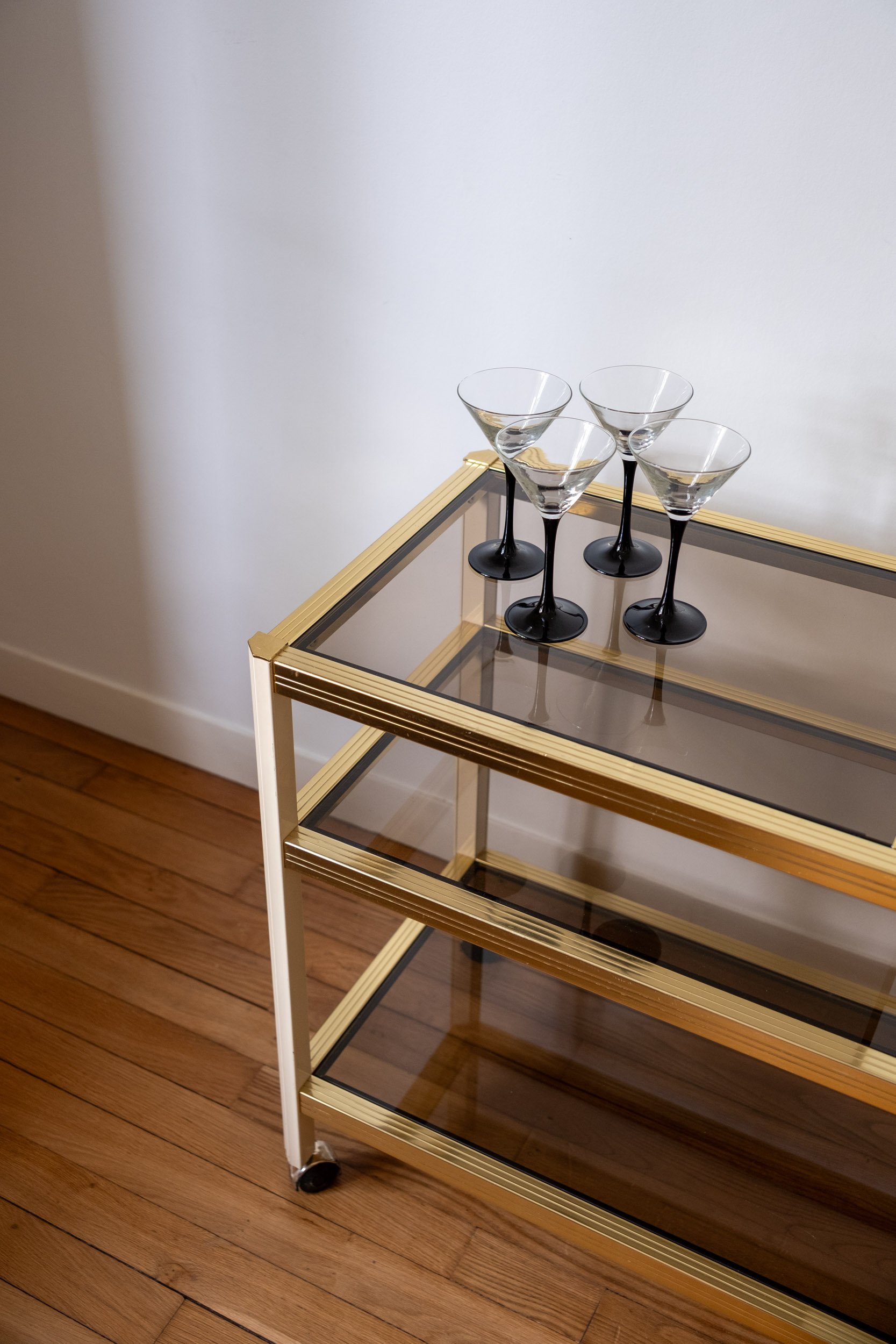 Desserte roulante dorée et verre fumé - Design années 70