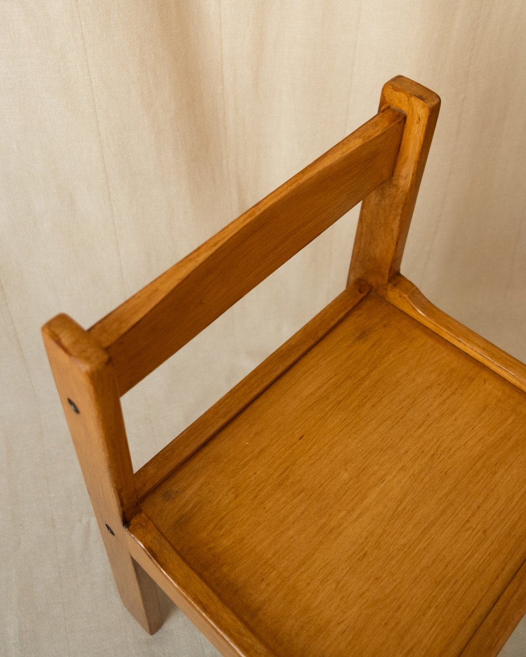 zoom sur la chaise pour enfant vintage en bois en parfait état