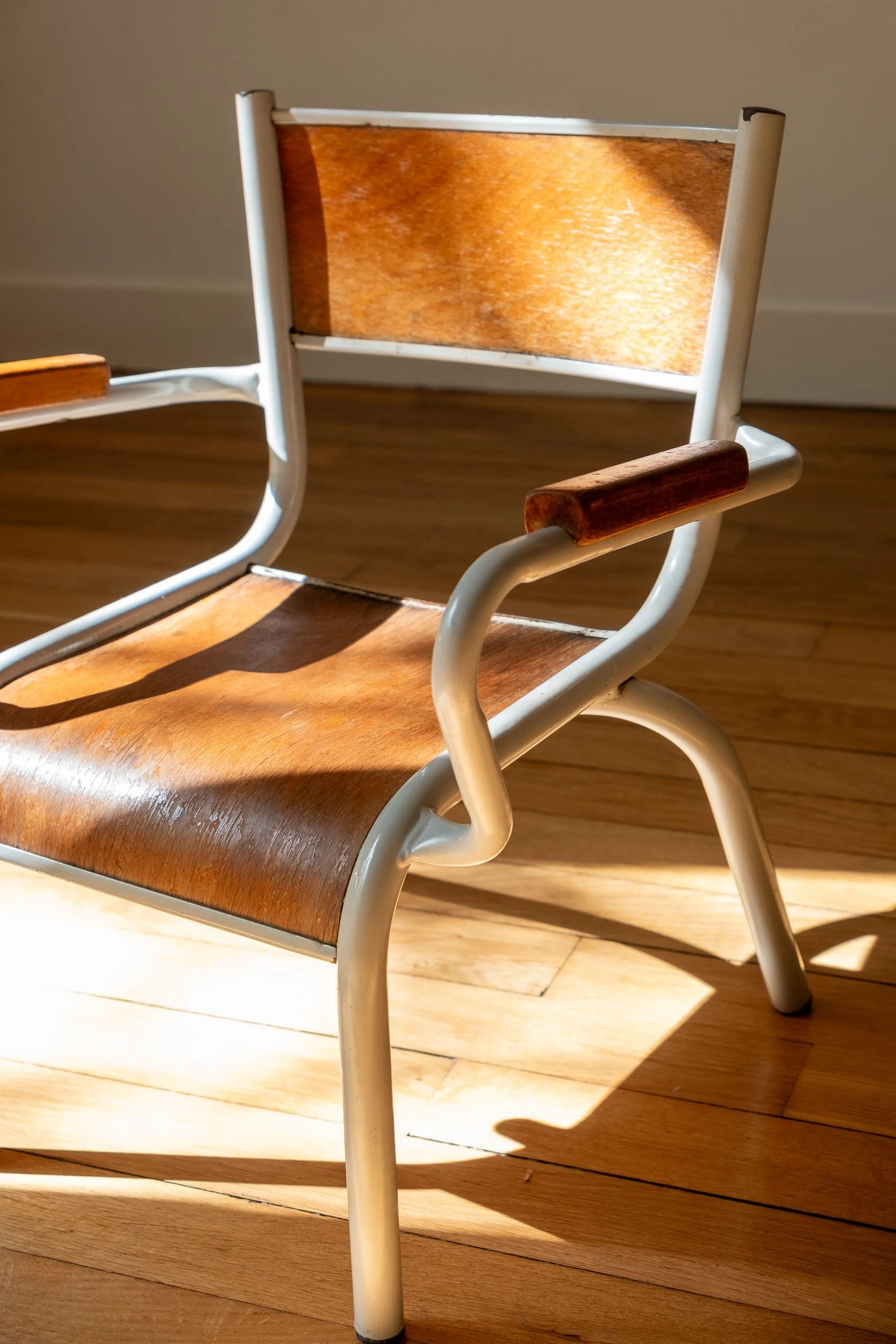 zoom sur la chaise en bois et métal de maternelle vintage