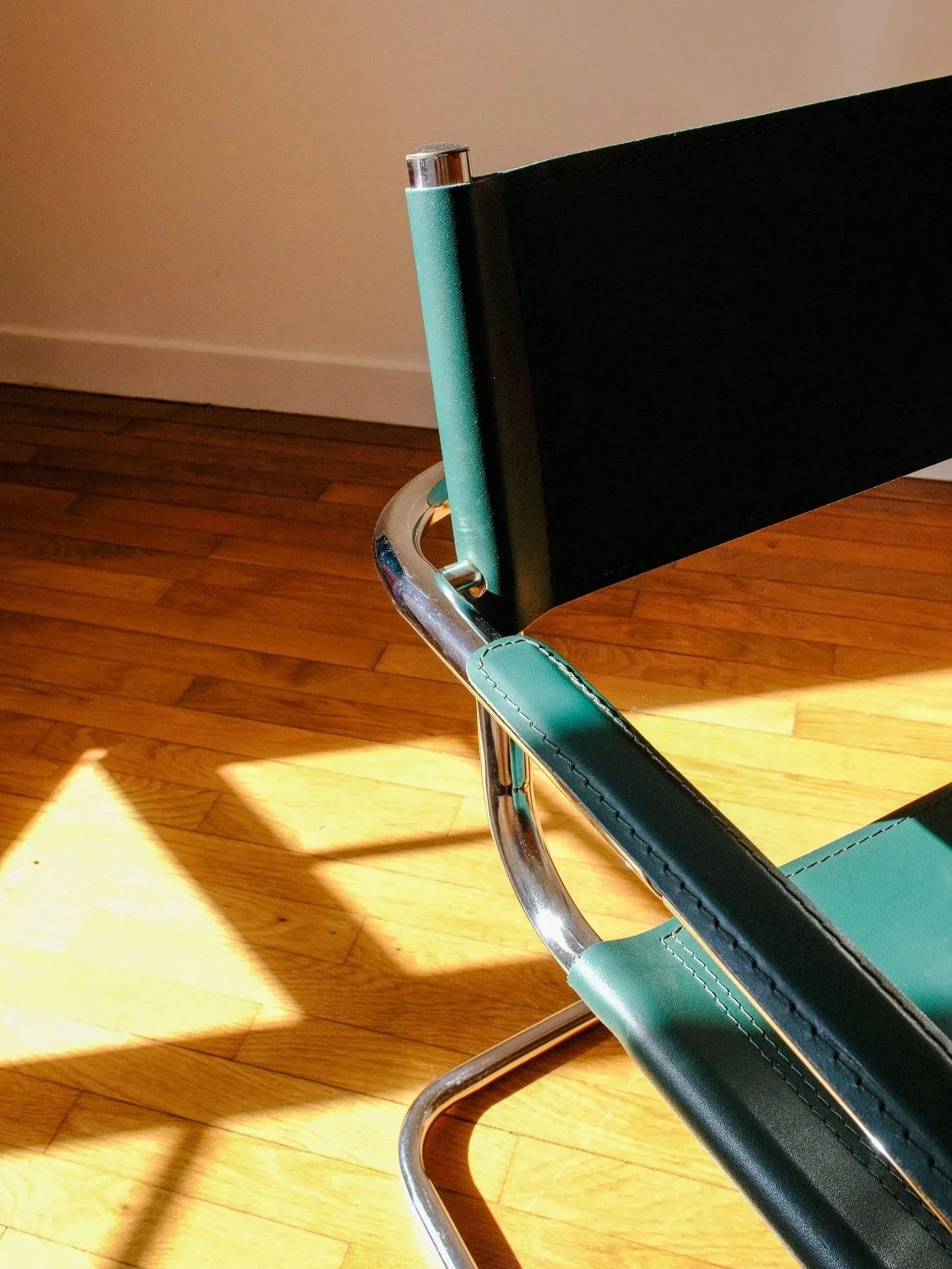 Fauteuil-tubulaire-cuir-vert-anne%CC%81es-70-Pupilles-Vintage-Rennes7.jpg