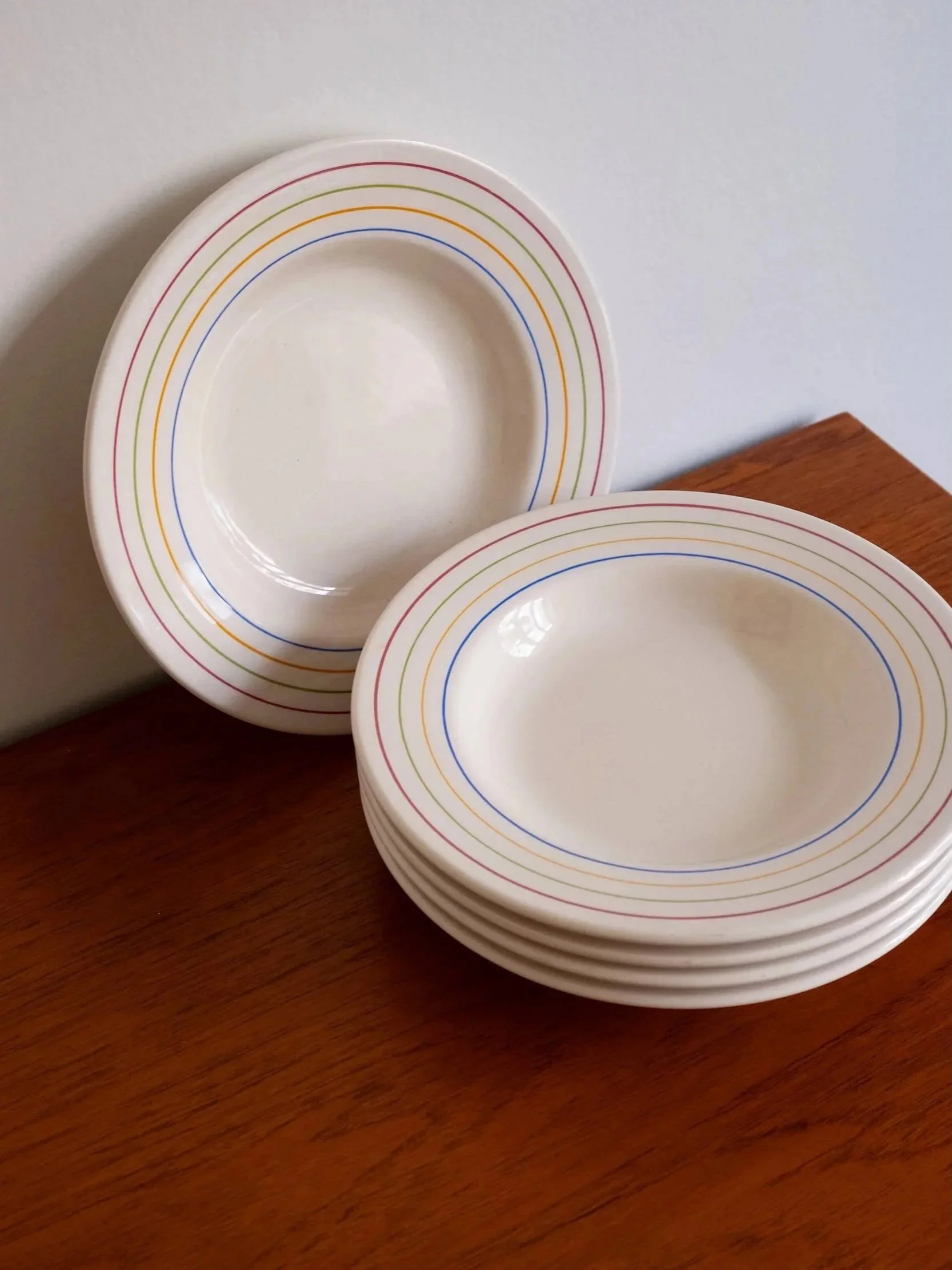 ensemble de 8 assiettes creuses vintage avec des rayures de couleurs en parfait état