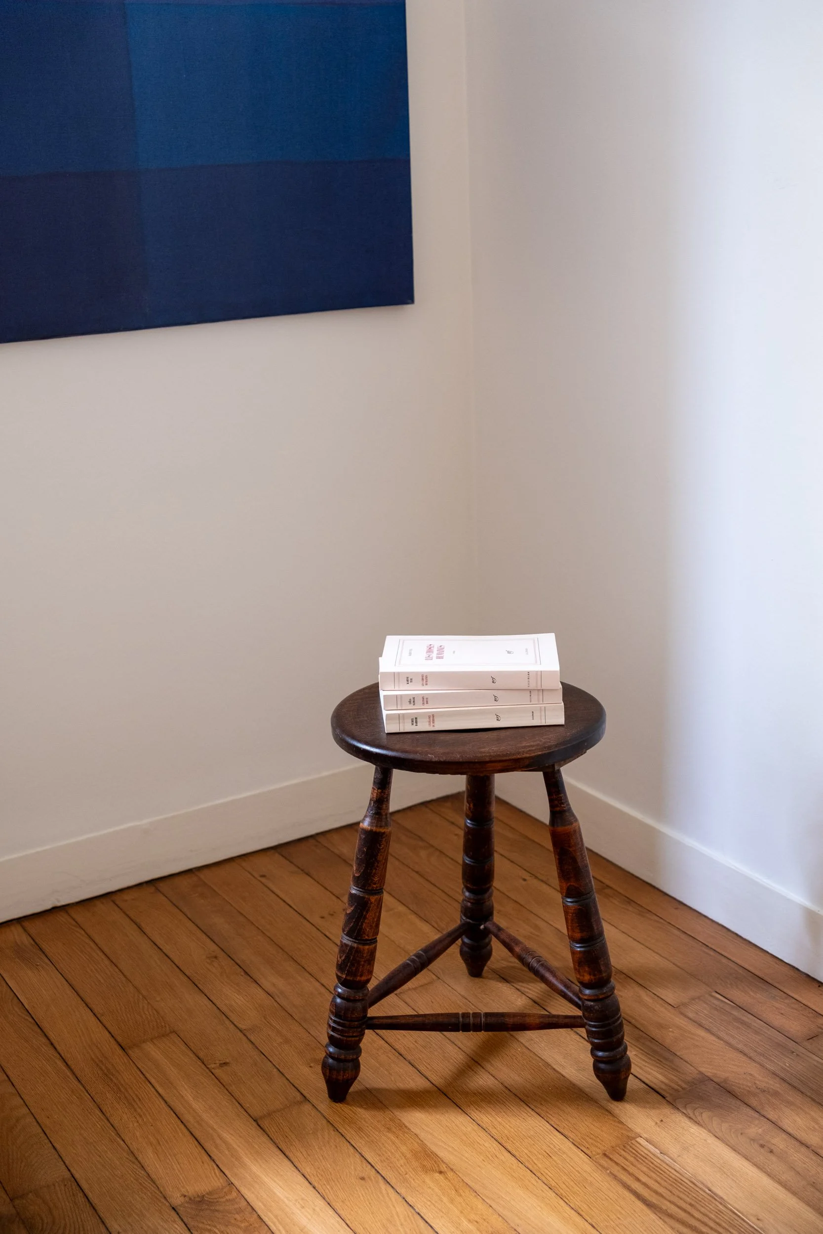 Tabouret tripode en bois tourné - Stylé brutaliste rustique, années 50-60