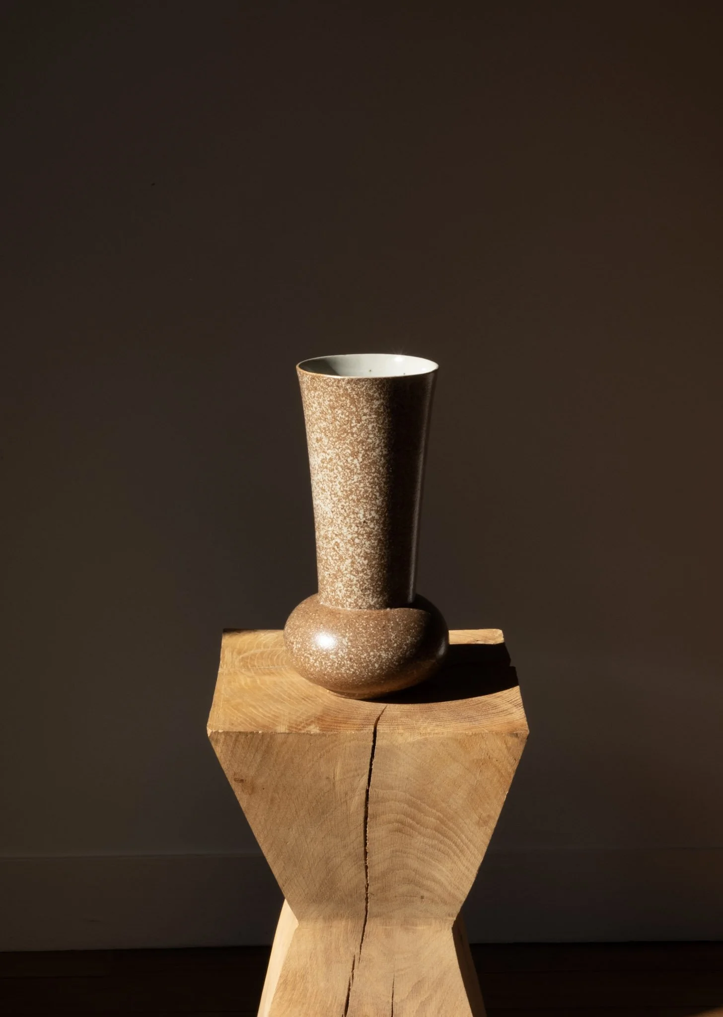 autre vue sur ce vase en grès moucheté aux lignes minimalistes et sculpturales