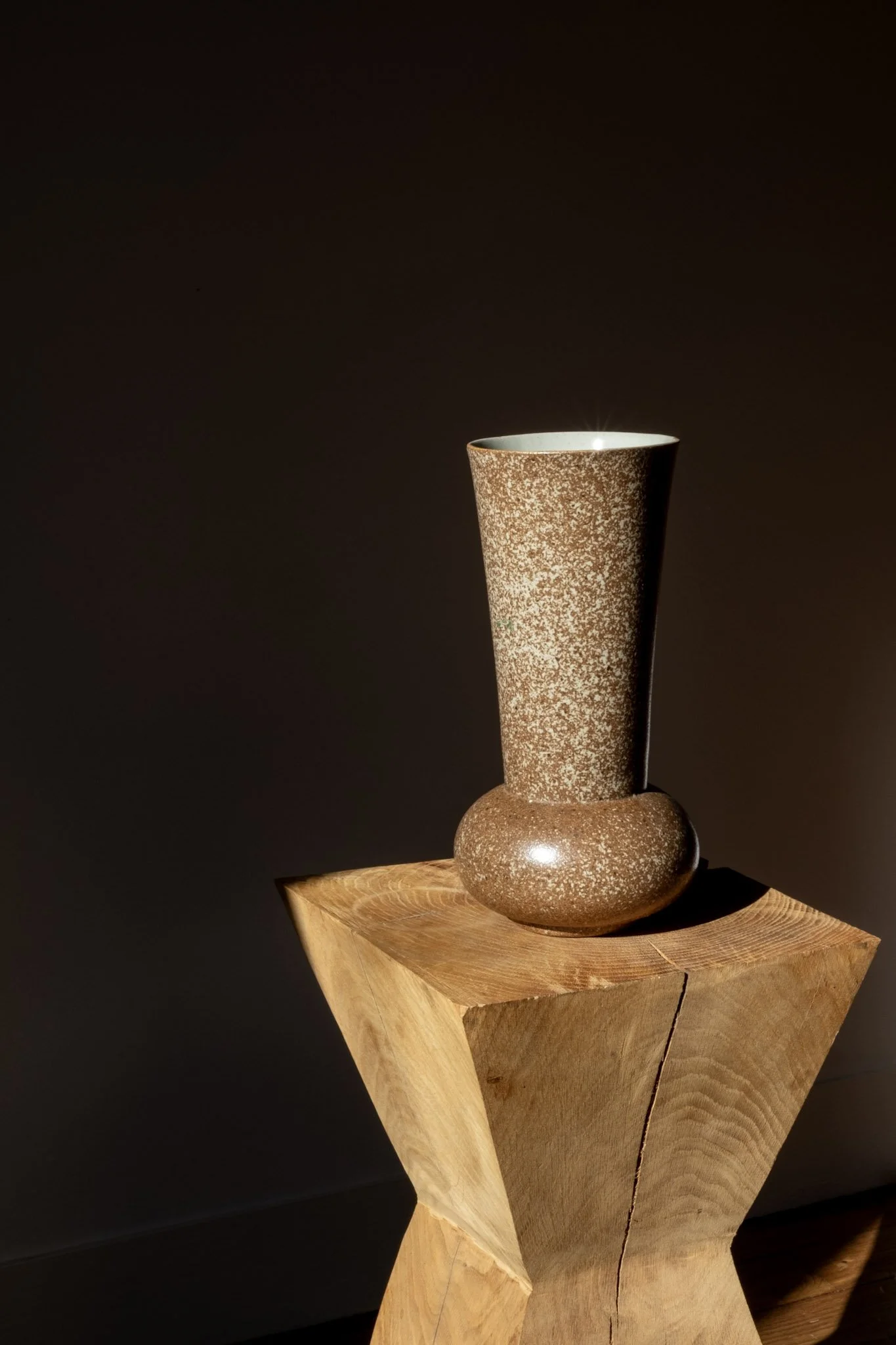 vue sur l'émail lisse et satiné du vase vintage au décor moucheté