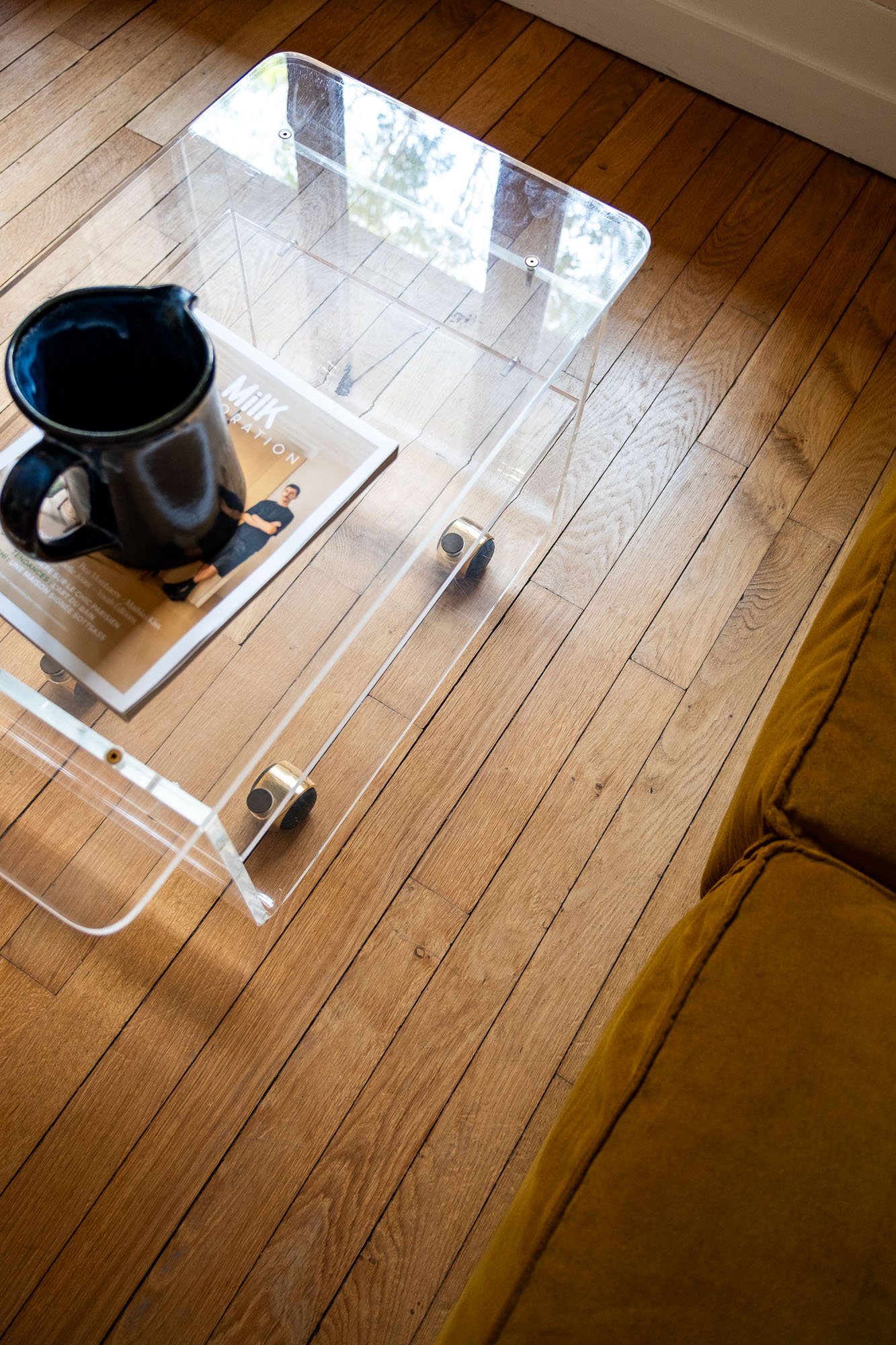 Table-roulante-plexiglas-doré-années-70-vintage-Pupilles-Vintage-Rennes11.jpg
